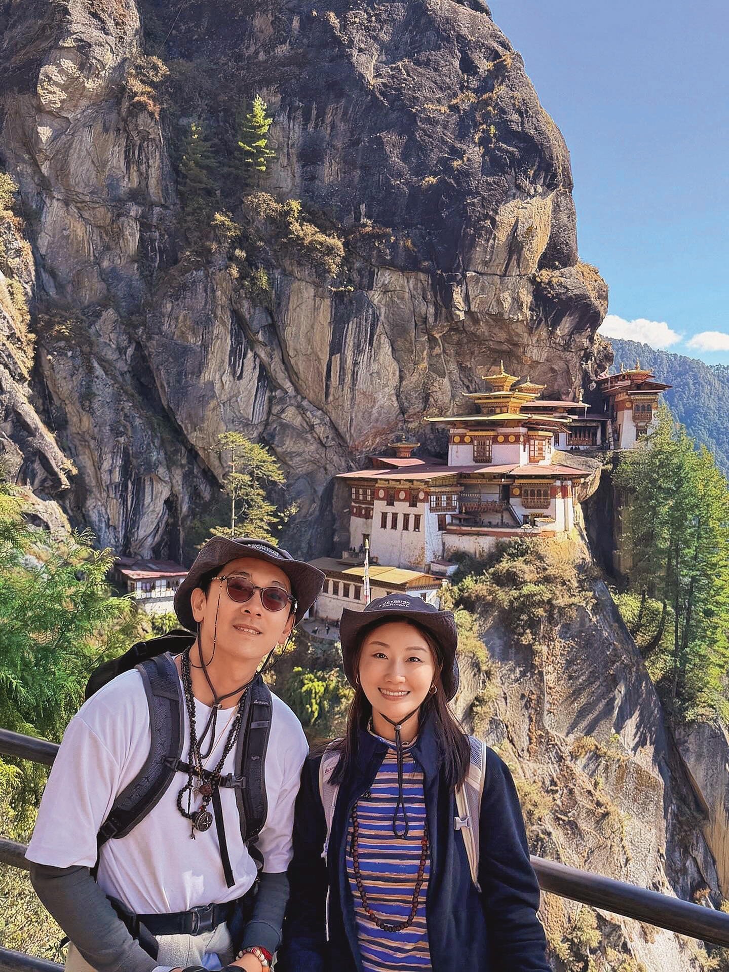 施名帥（左）和老婆朱芷瑩篤信藏傳佛教，去年底一起去不丹旅行，淨化心靈。（翻攝自朱芷瑩IG）