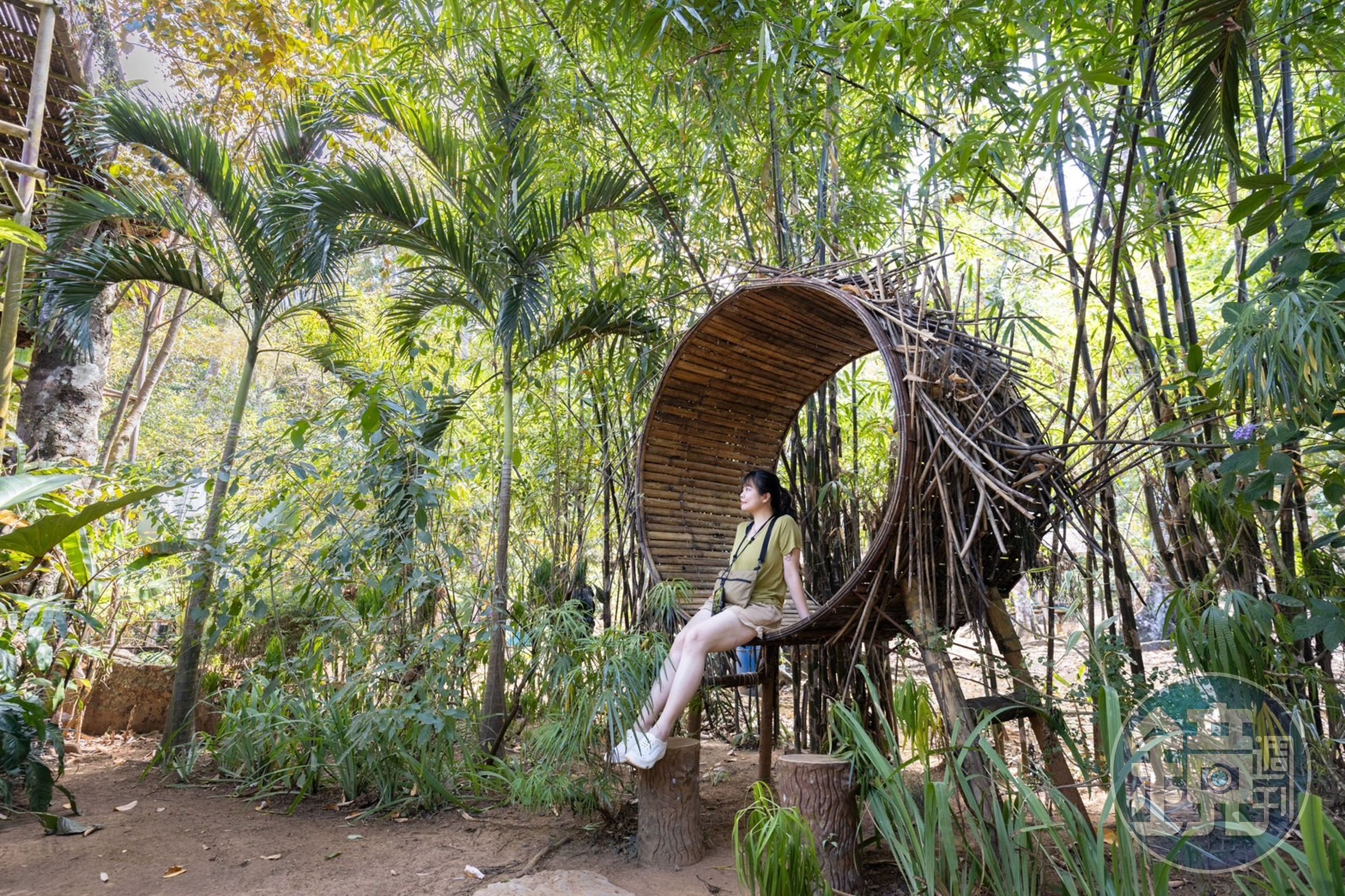 「Cacaoyan  Forest Park  Restaurant」在餐廳後方打造了充滿藝術裝置的特色空間。