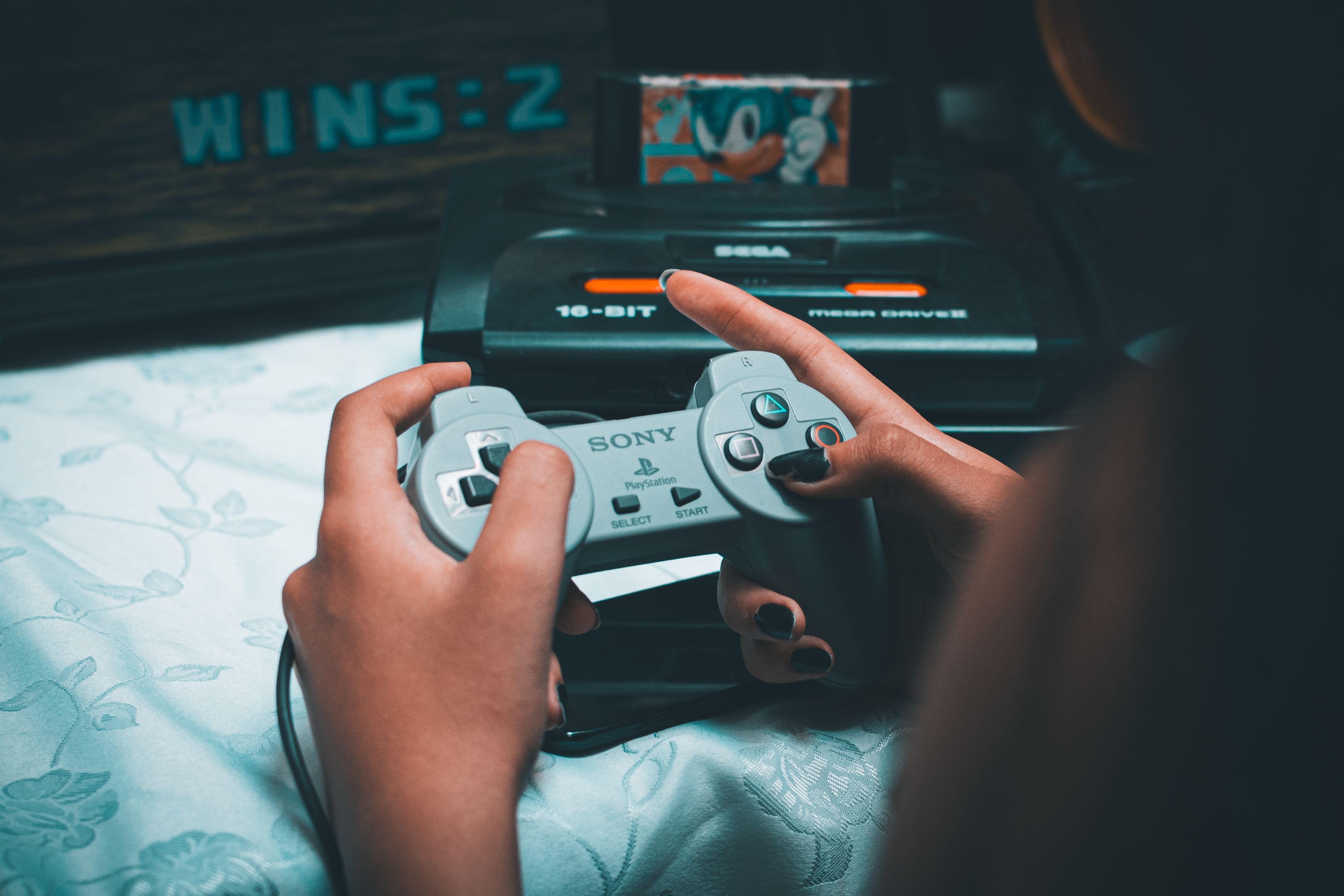 現代人常在遊戲中投入大量金錢與心血，中國北京近期便發生一起罕見的網路虛擬財產爭奪戰。一名玩家病故後遺留高達87個遊戲帳號，玩家母親與遊戲公司對帳號去留爆發爭議，最終法院認定遊戲帳號使用權具備財產價值，判決家屬勝訴。（示意圖／pexels）
