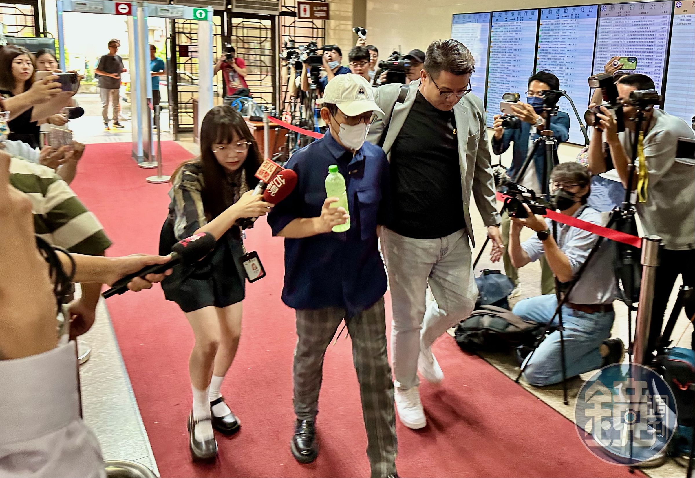藝人黃子佼創意私房案開庭,他不發一語走進法院。