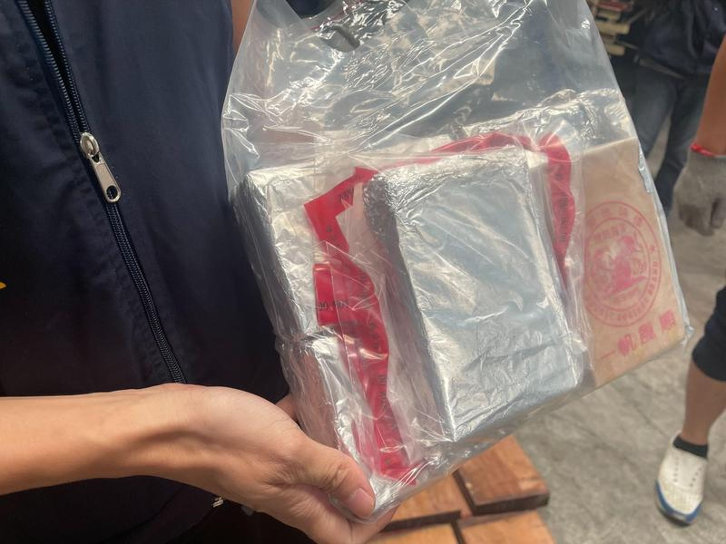 毒梟以進口咖啡機名義,從泰國夾藏上億元海洛因磚入境,示意圖。(警方提供)