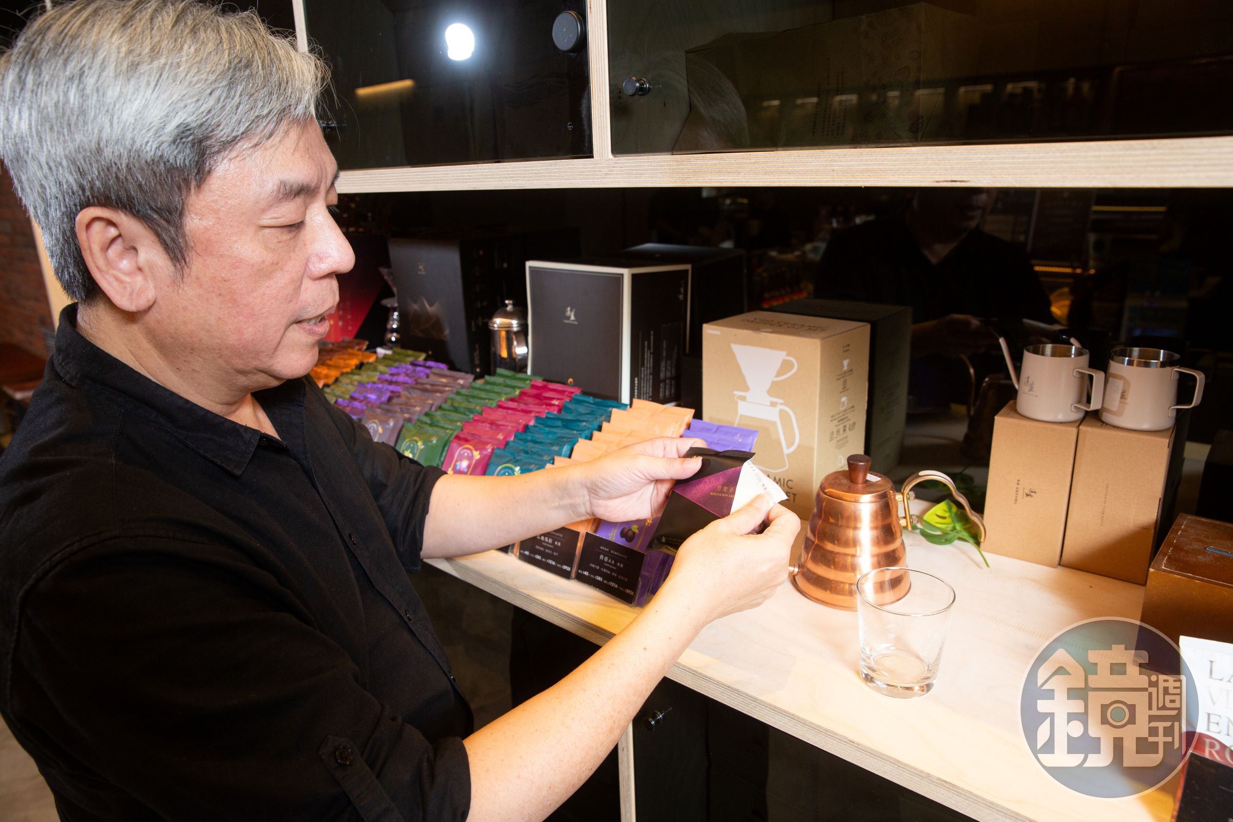 湛盧咖啡老闆廖國明很早就投入濾掛式咖啡的生產,配方豆老師傅的他表示,掛耳包能讓人十分便利地喝到美味的手沖咖啡。