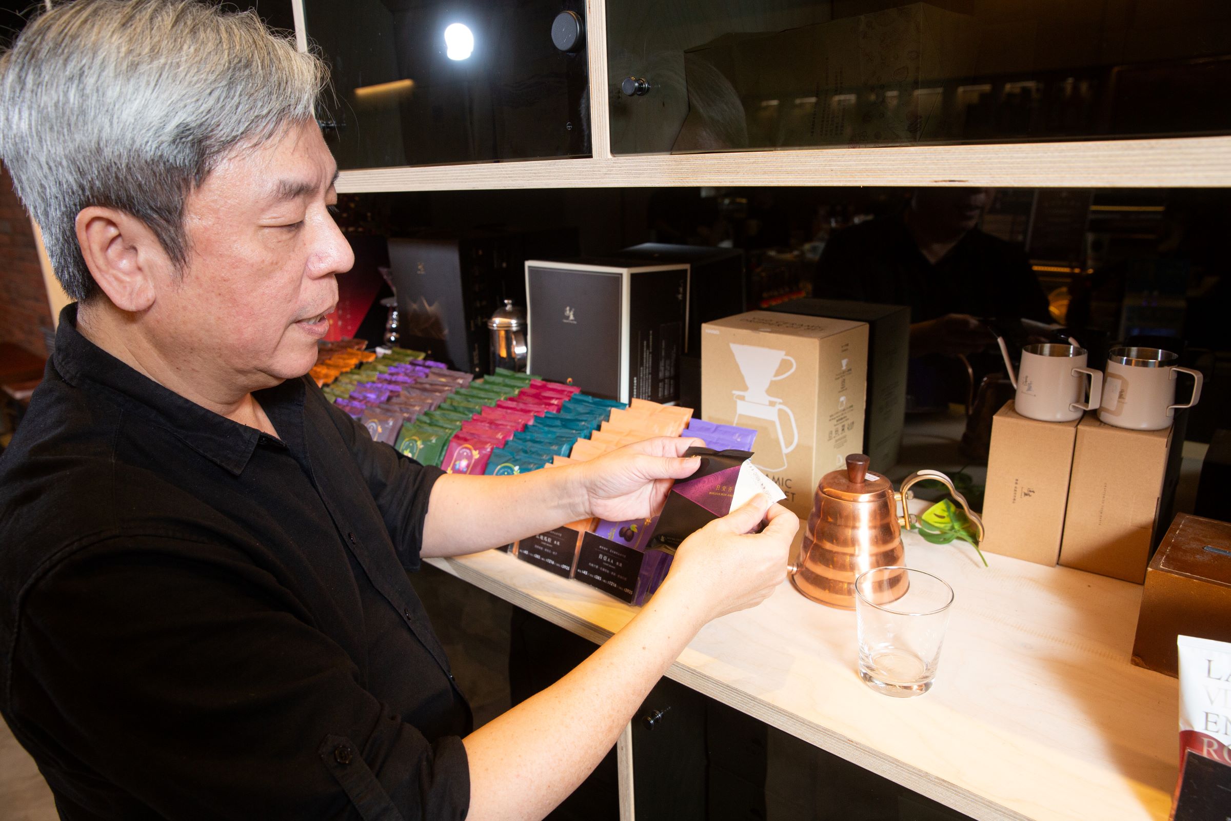 湛盧咖啡老闆廖國明很早就投入濾掛式咖啡的生產，配方豆老師傅的他表示，掛耳包能讓人十分便利地喝到美味的手沖咖啡。