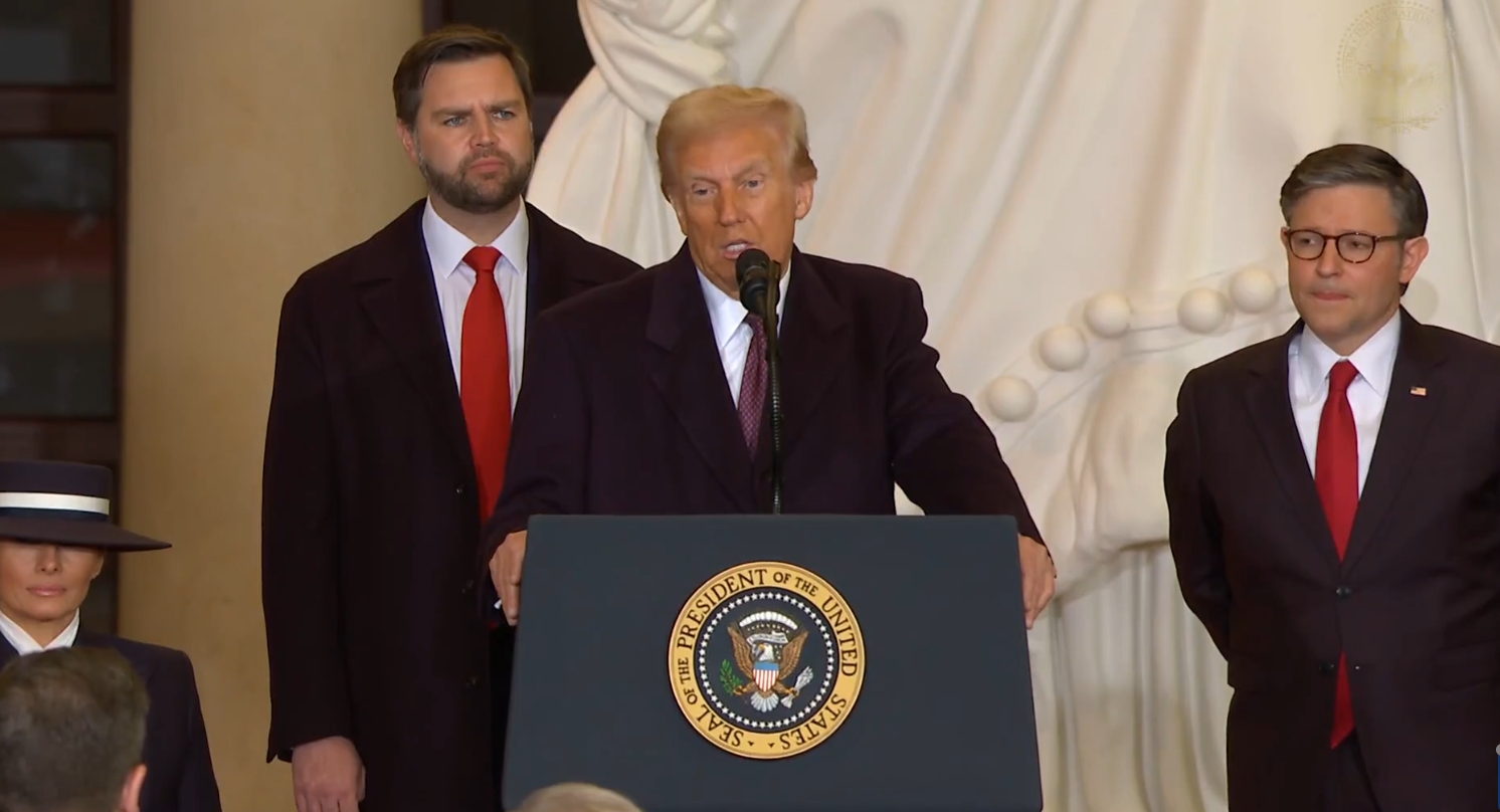 川普上任第一天簽署許多行政命令，包括赦免4年前國會山莊暴動人士。（翻攝自Donald J. Trump臉書）