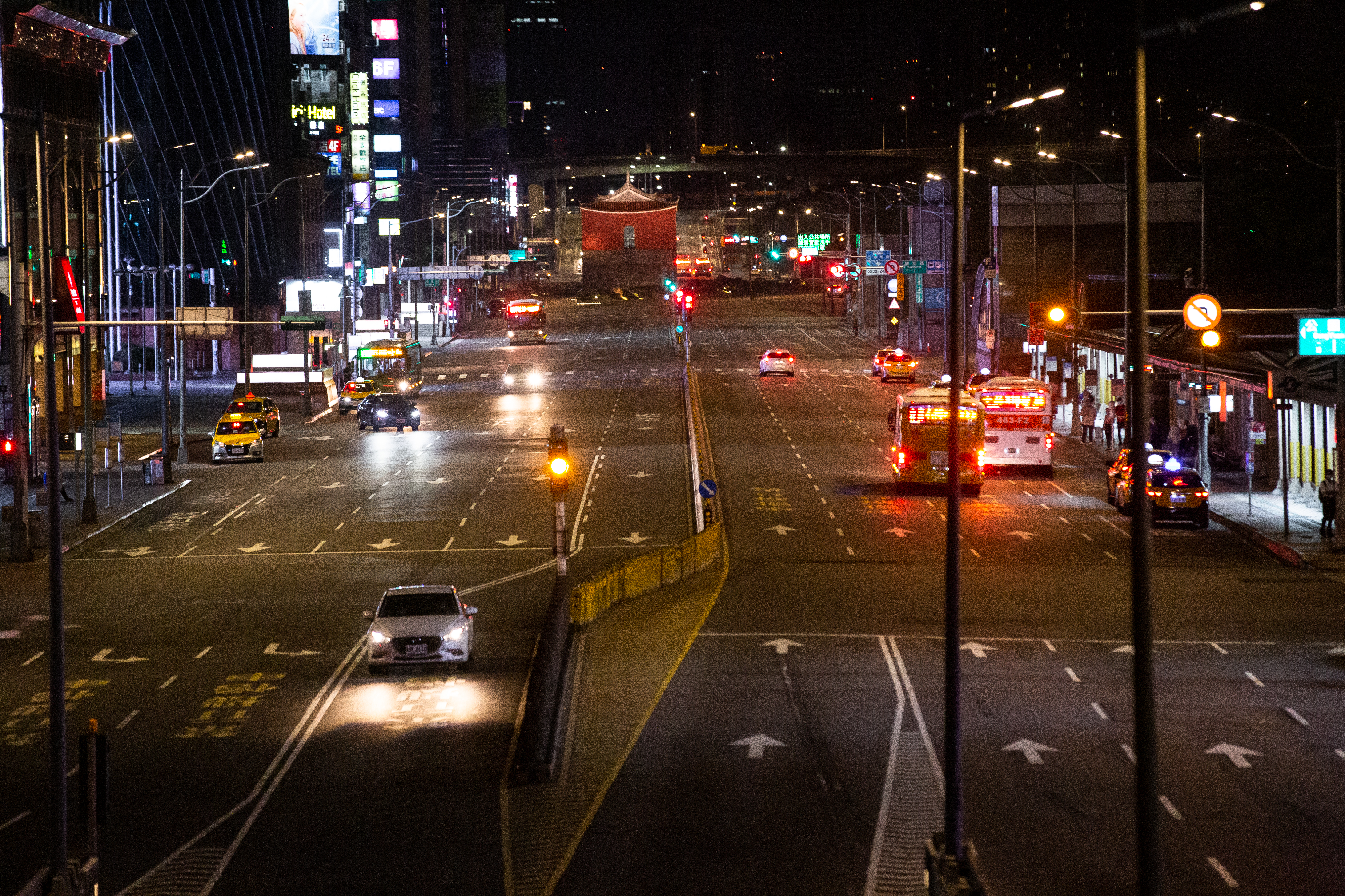 台北車站北捷M3出口昨深夜發生車禍，一輛客運不慎撞上老翁。（示意圖，本刊資料照）