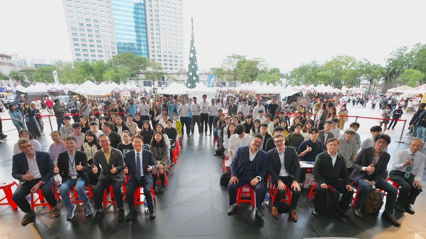 2023第三屆德國海福樂全國學生設計競賽頒獎典禮之後，新北市副市長陳純敬（前排左四）、德國海福樂公司的高階主管與參賽同學大合照。（圖／新北城鄉局提供）