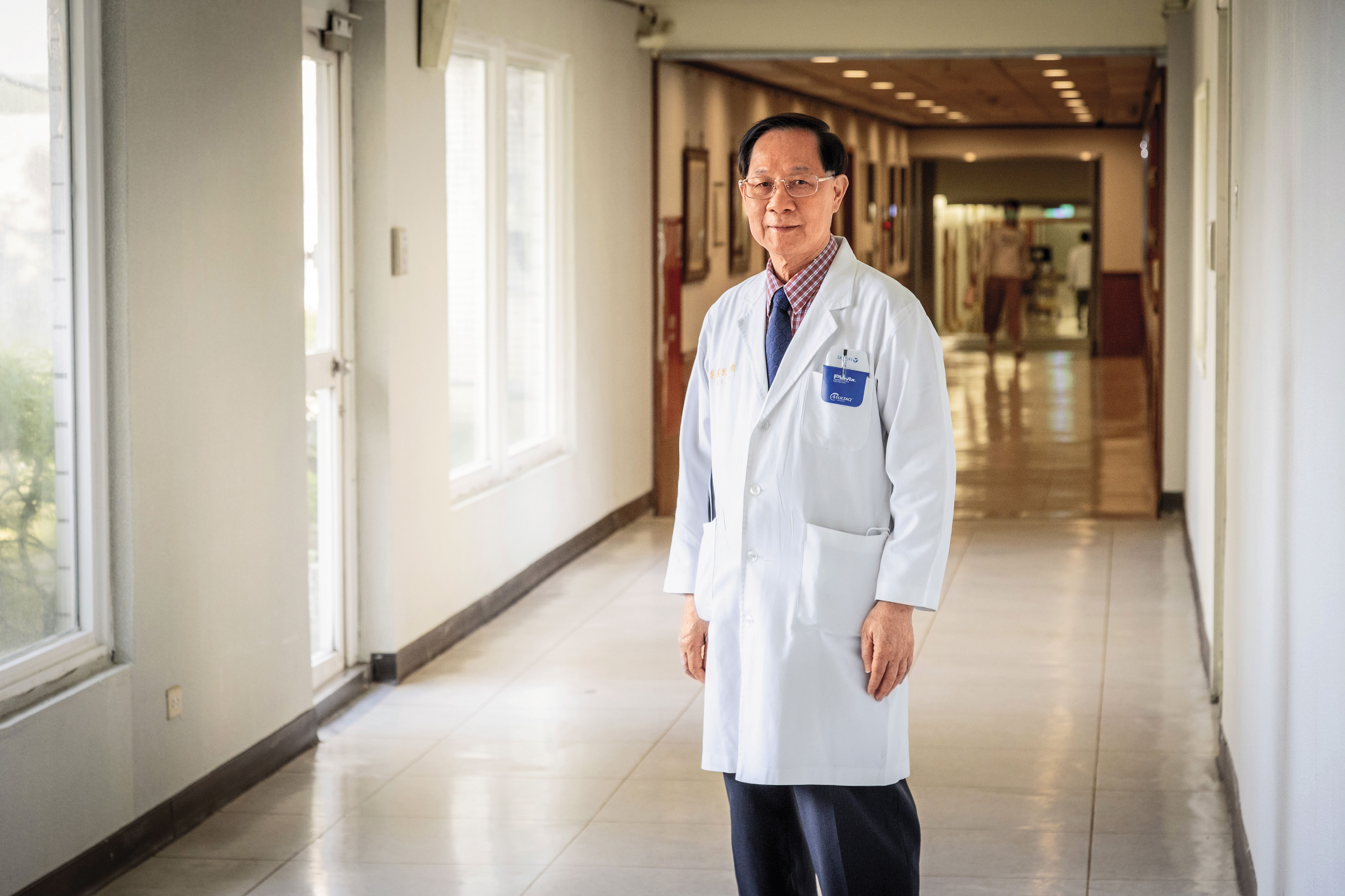 葉漢根除了看診外，也做大量研究，是國內極早研究幹細胞的醫師。