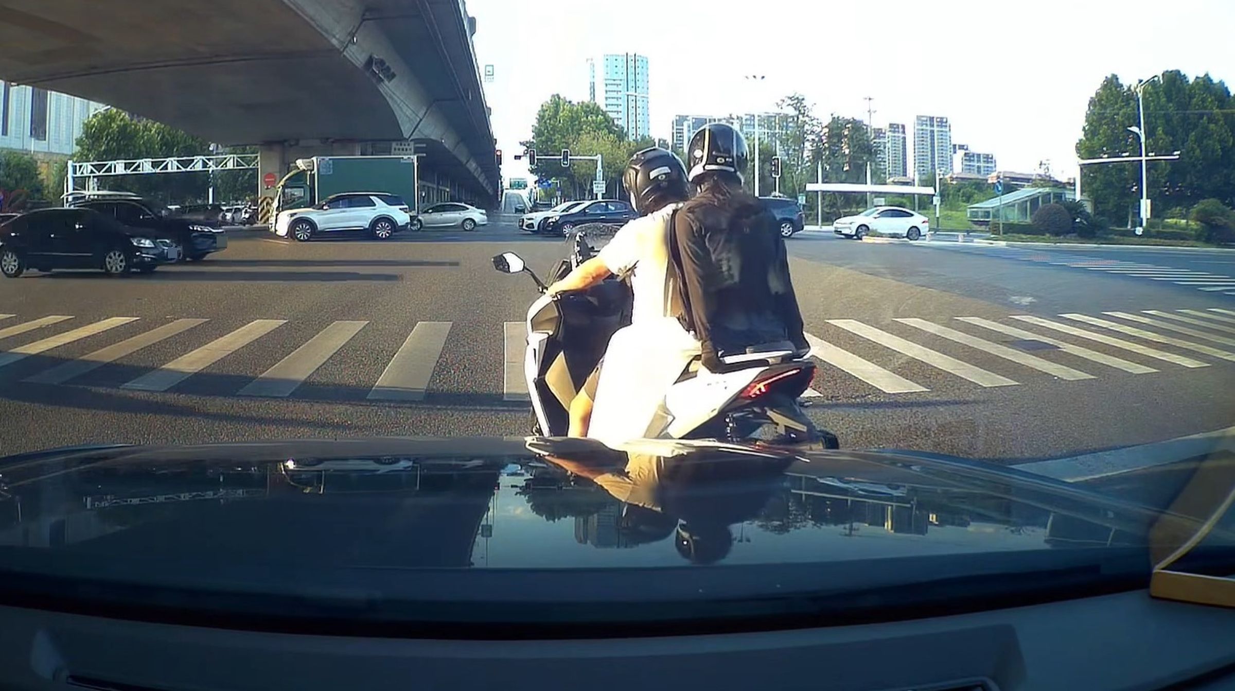 近日一段行車紀錄器畫面在臉書廣傳引發熱議,影片錄下騎士反覆催油門急煞想吃後座女生豆腐,女子最後受不了跳車閃人。(翻攝自吃吃喝喝又一天臉書)