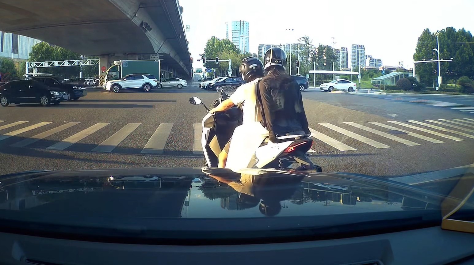 近日一段行車紀錄器畫面在臉書廣傳引發熱議，影片錄下騎士反覆催油門急煞想吃後座女生豆腐，女子最後受不了跳車閃人。（翻攝自吃吃喝喝又一天臉書）