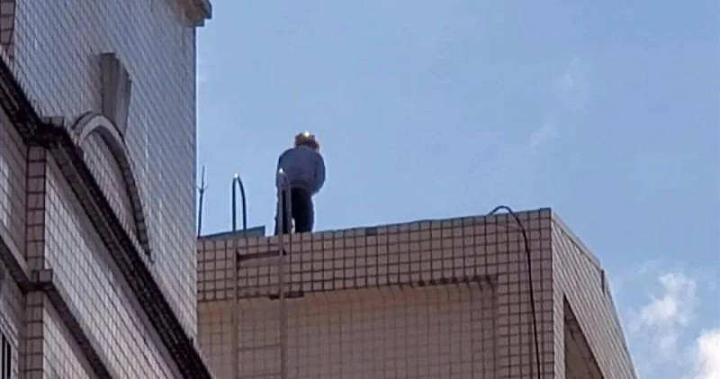 文山水塔泡屍案死者身分確認了，警初步推測他可能在實施竊盜行為時意外失足身亡。（翻攝畫面）