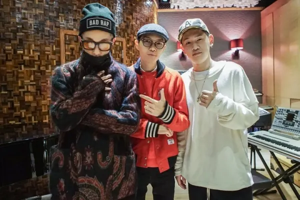 方大同與Crush(右)、Zion.T(左)以中英韓3種語言推出〈味道〉。(網路圖片)