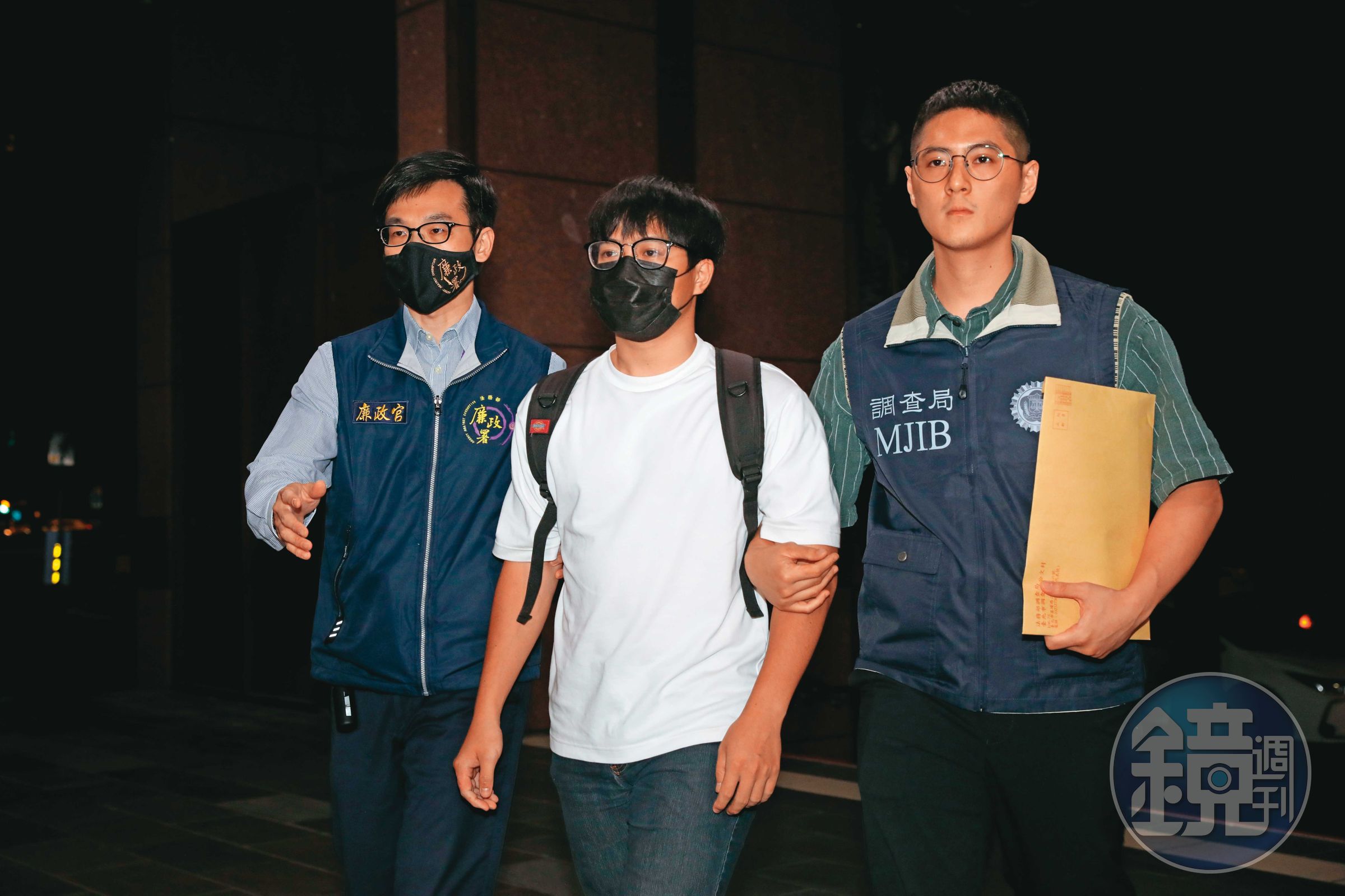 楊濟宇律師(右)因替鄭鴻威律師拿現金至橋頭地院交給石育恩法官,遭約談後40萬元交保。
