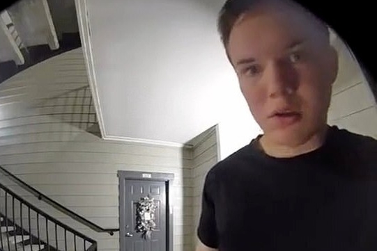 求救聲穿透了門窗，讓剛下班回家的鄰居保羅誤以為屋內發生恐怖命案。（翻攝畫面）