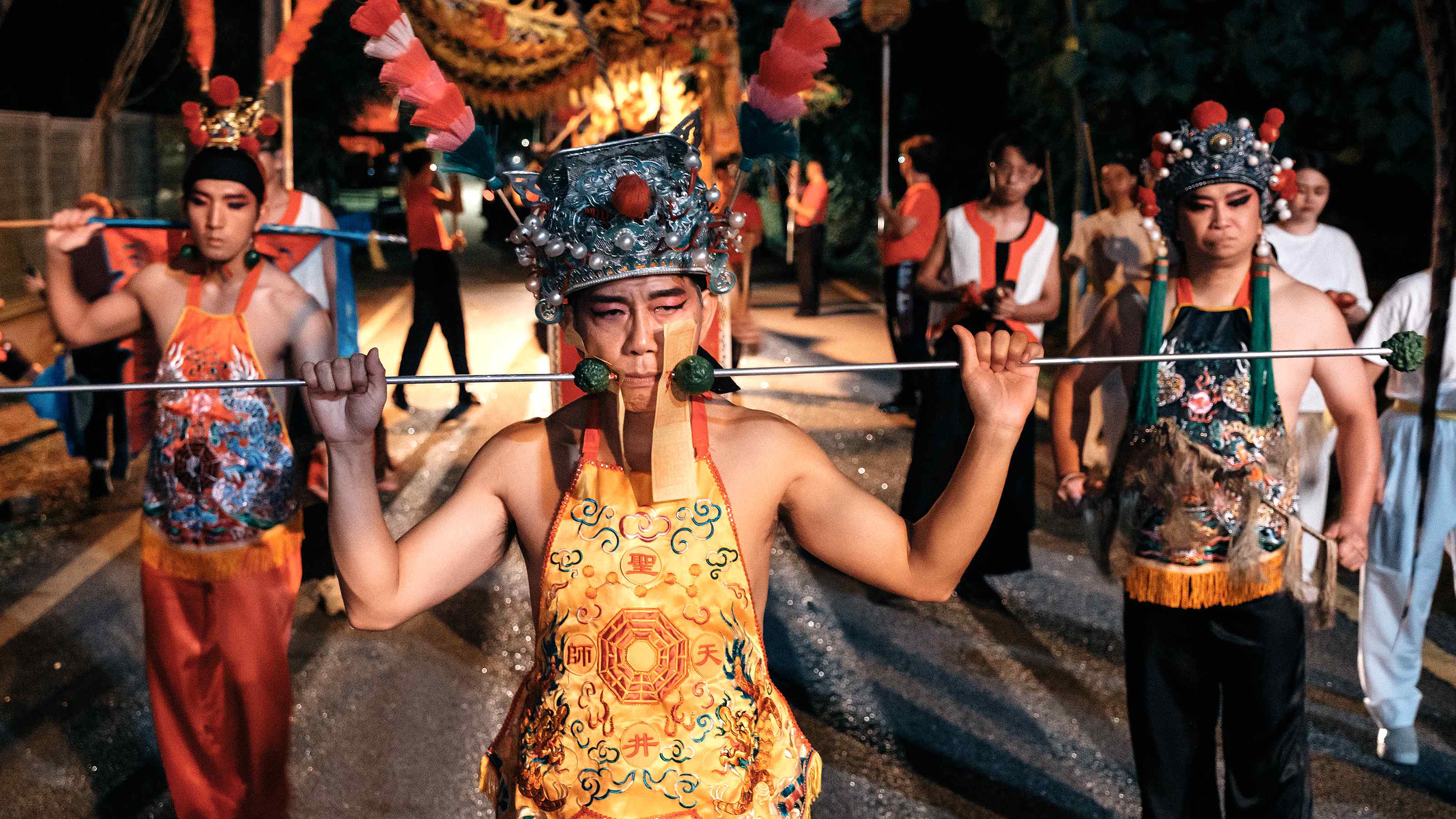 港星袁富華首度挑戰神壇巫師，一場「刺臉頰」起乩戲真實感驚人。（海鵬提供）