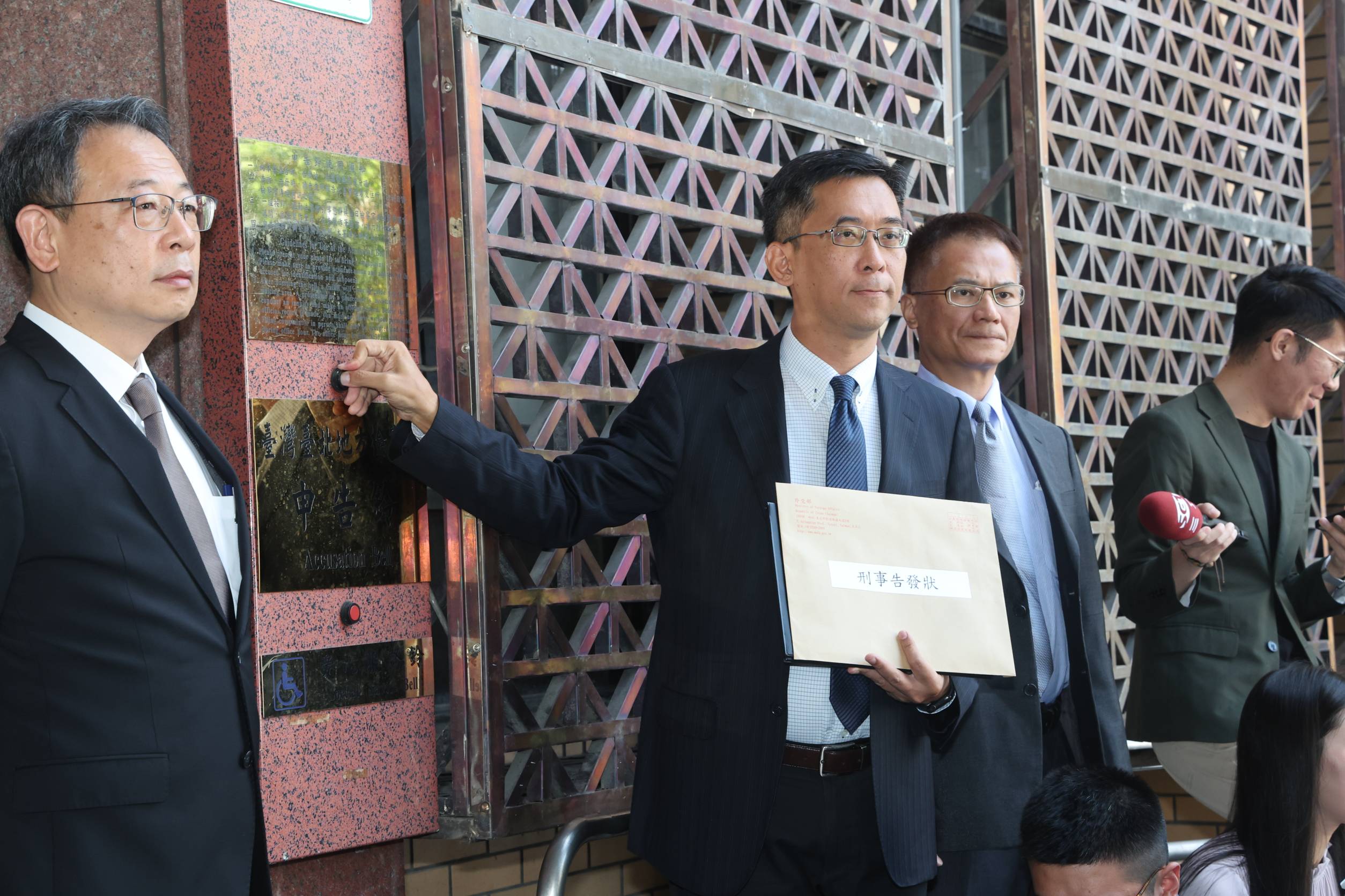 外交部赴北檢開告了，控徐巧芯洩外交機密。