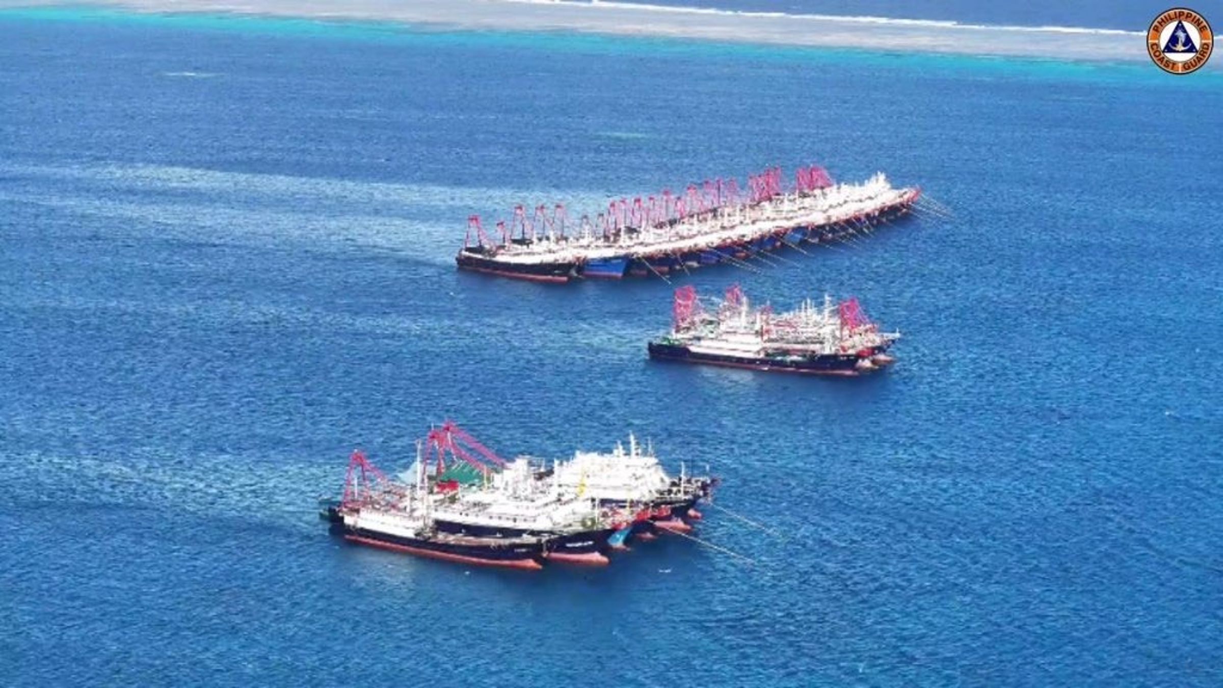 中國海上民兵船大量聚集南海牛軛礁。(翻自X平台)