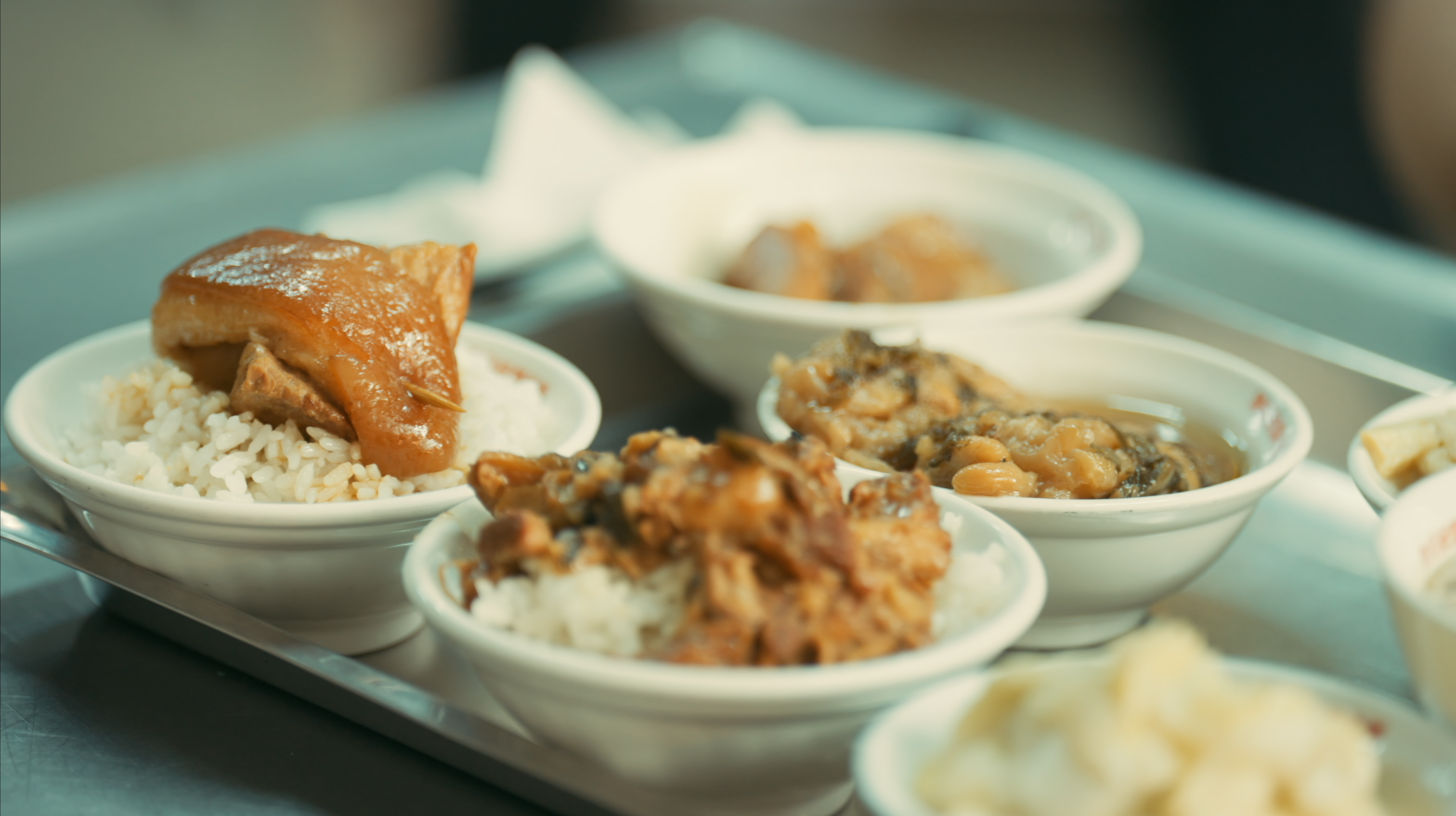 《一碗江湖》展示台灣美食的文化精髓，取材包括爌肉飯、牛肉麵、蚵仔煎、鳳梨酥等。（世界柔軟提供）