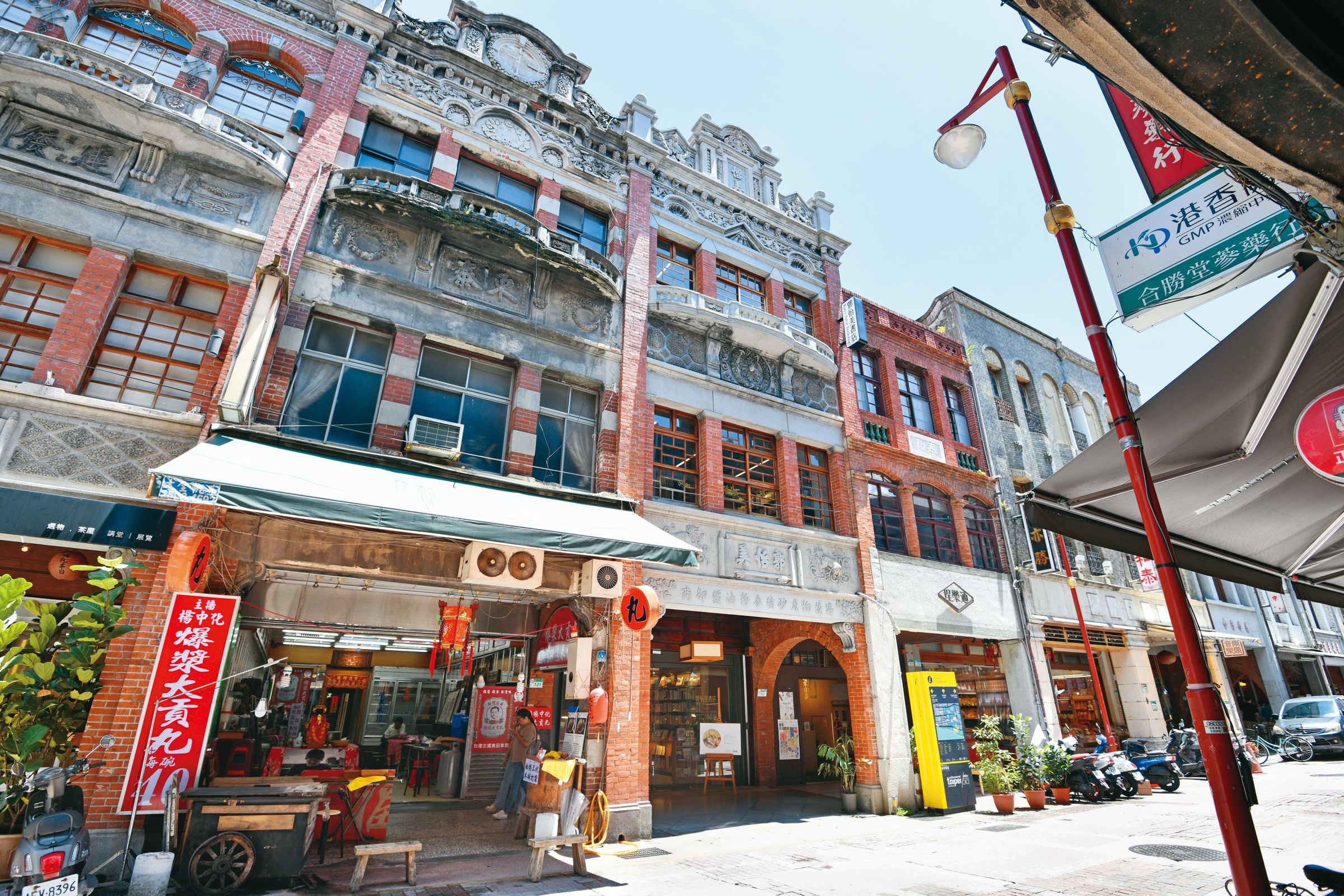 迪化街的店屋與街廓仍大致維持昔時樣貌。（攝影／李智為）