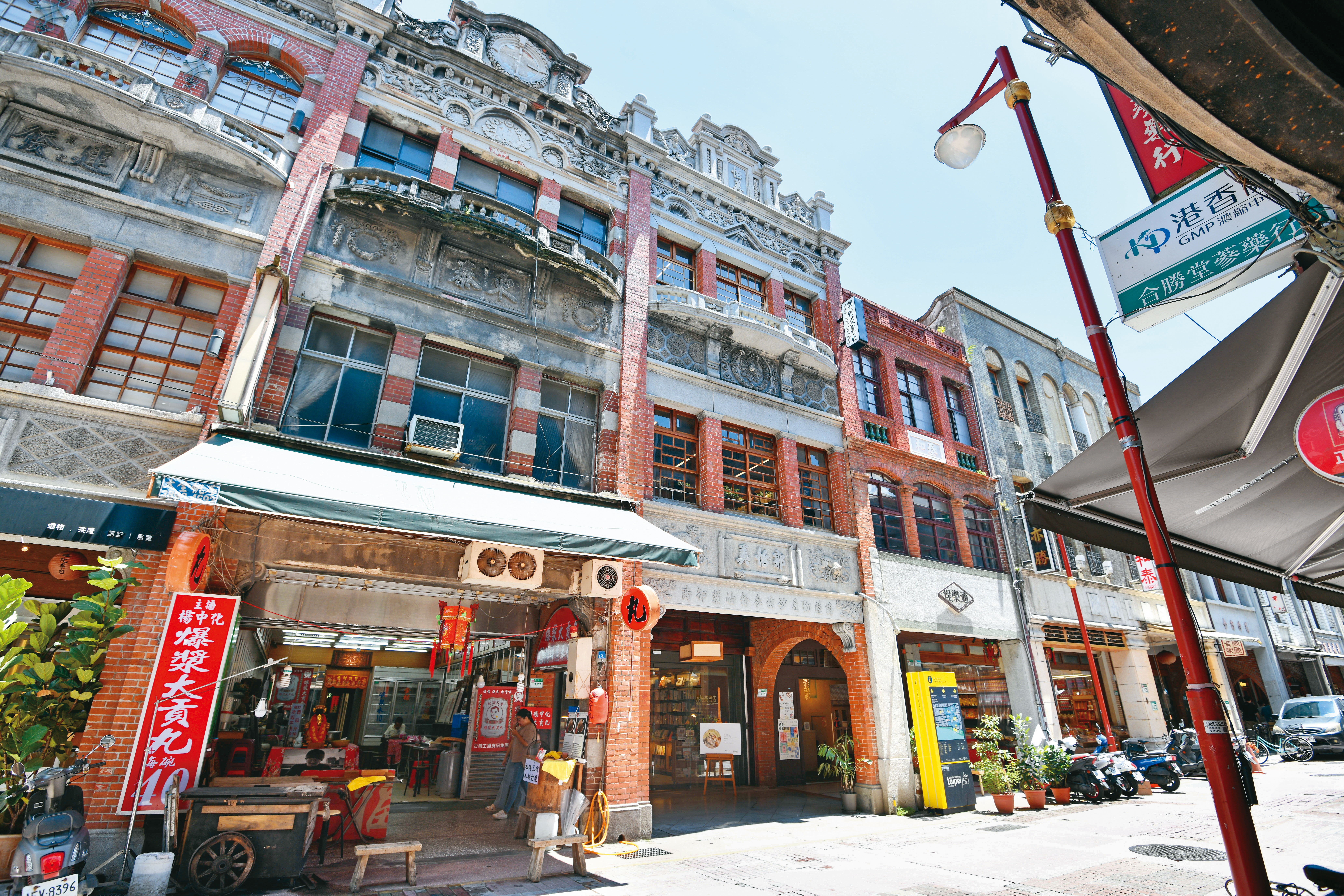 迪化街的店屋與街廓仍大致維持昔時樣貌。（攝影／李智為）
