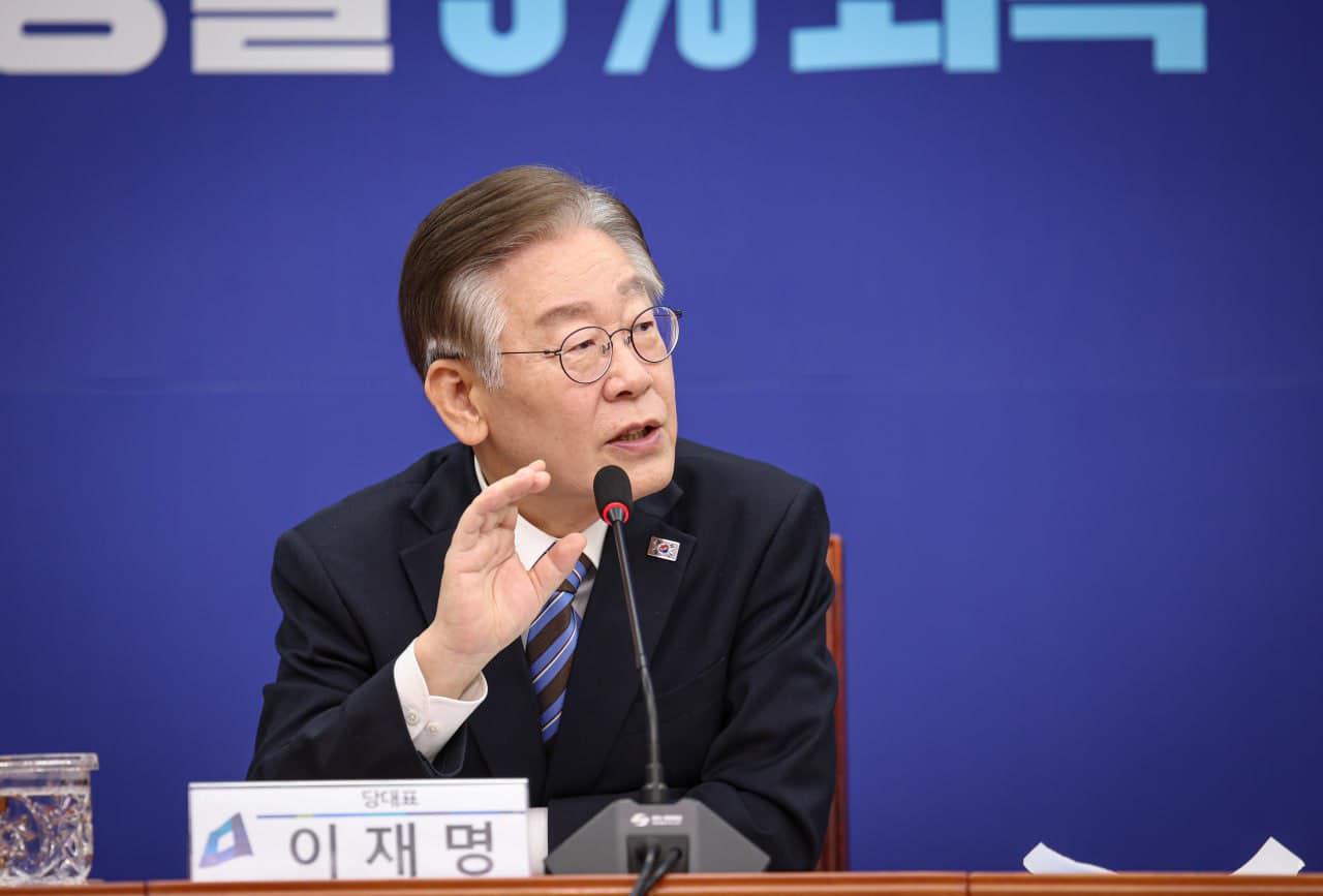 南韓最大在野黨黨魁李在明今遭刺中頸部,緊急送醫動手術。(翻攝自이재명臉書)