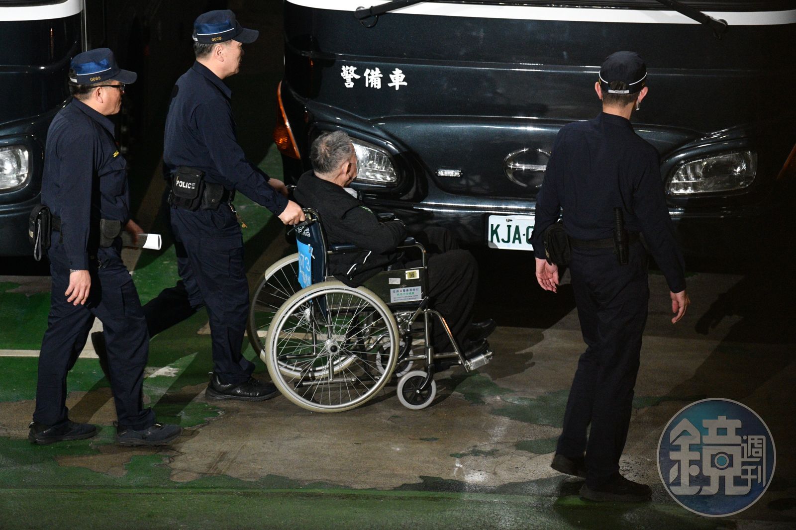 沈慶京之前還曾在起訴前，於檢察官面前當庭脫褲子、羞辱地檢署法警的藐視司法行為。