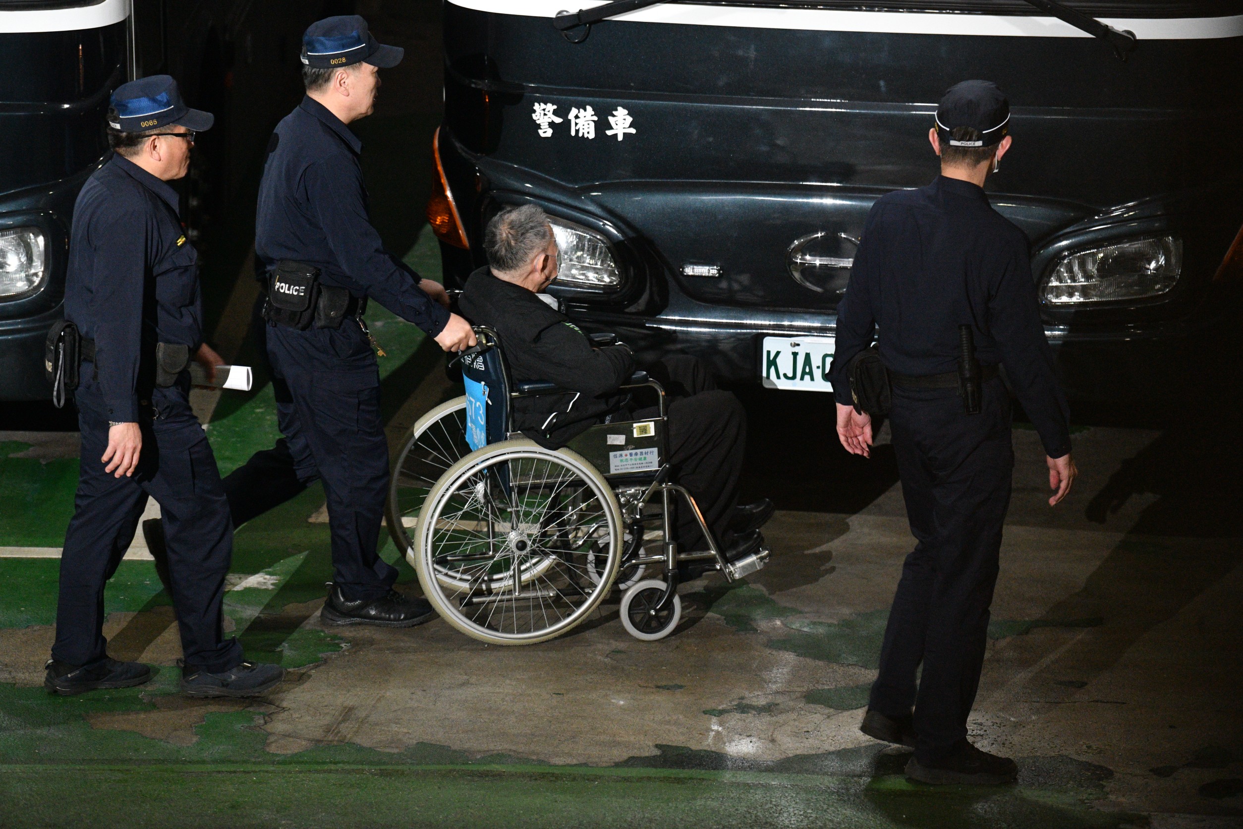 沈慶京之前還曾在起訴前，於檢察官面前當庭脫褲子、羞辱地檢署法警的藐視司法行為。