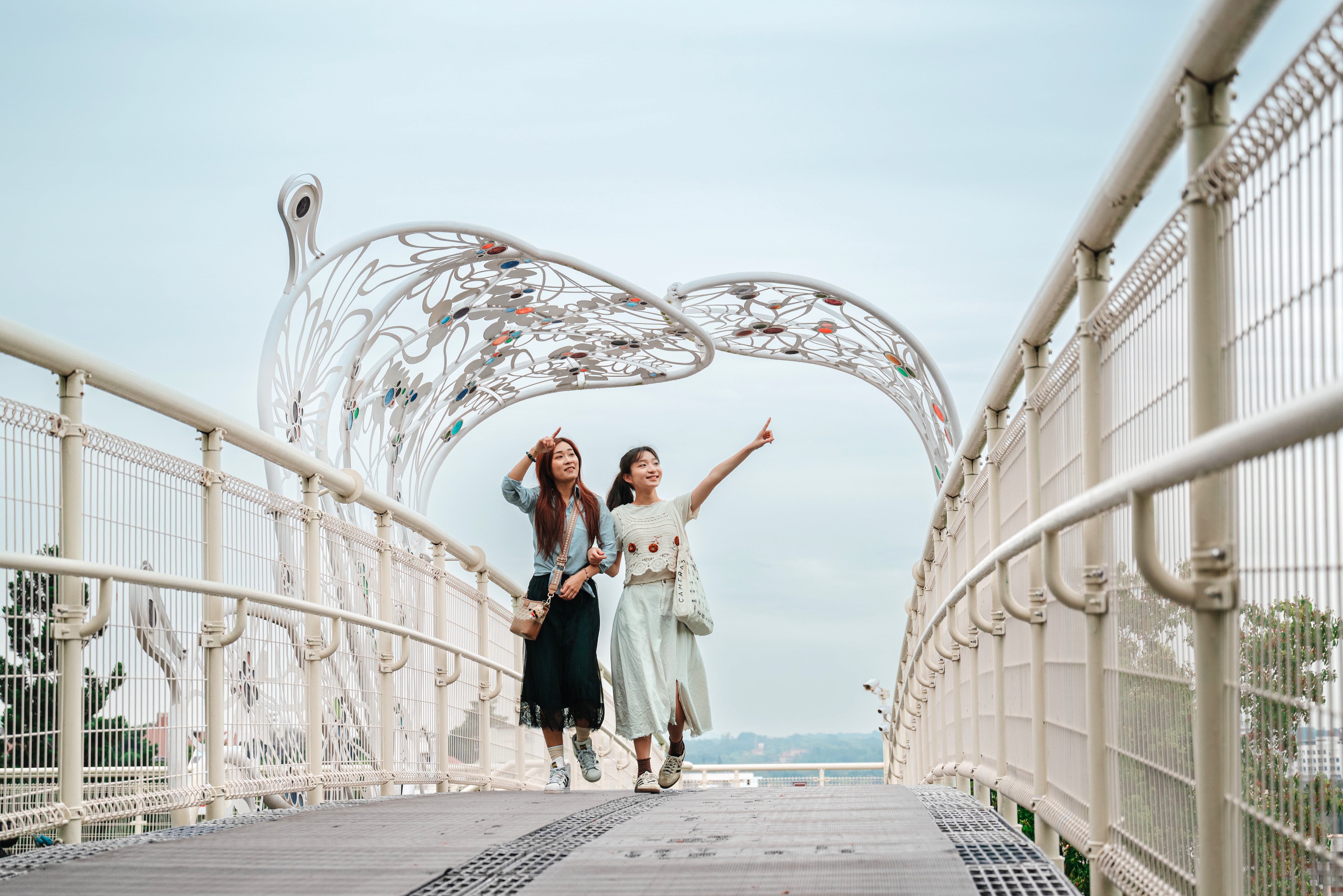八卦山天空步道為指標性熱門景點，可遠眺彰化市景。