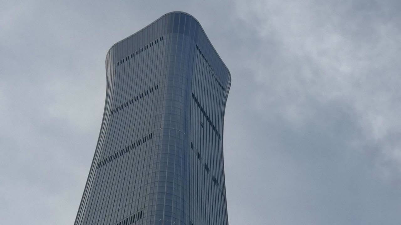 中國北京最高108層樓高的「中國尊」中信大廈，昨天被一架小型飛機撞上。（翻攝自沈榮欽﻿臉書）