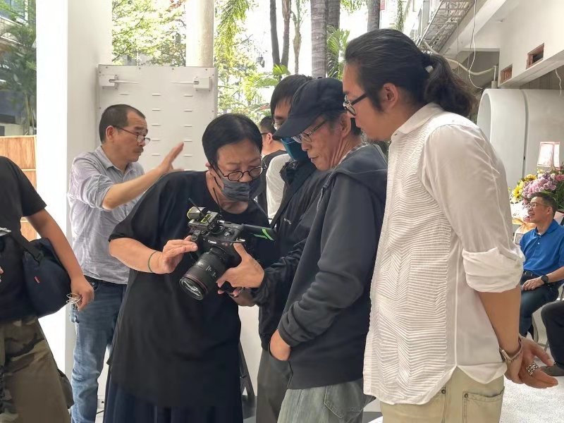 導演許鞍華(前左)與黃燦然(右二)在拍攝現場。(佳映提供)