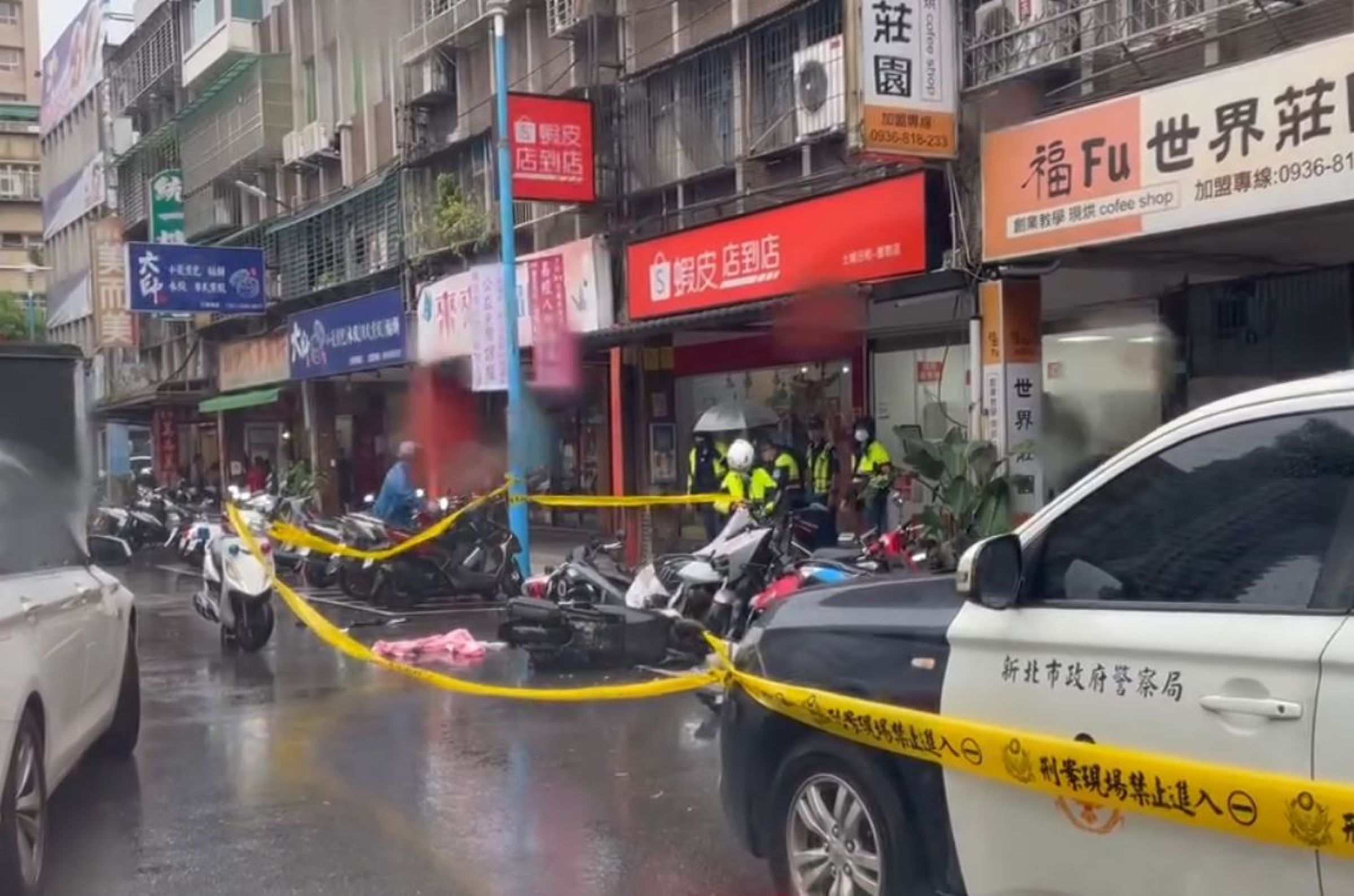 新北土城凶殺案現場拉起封鎖線。(Threads網友授權提供)