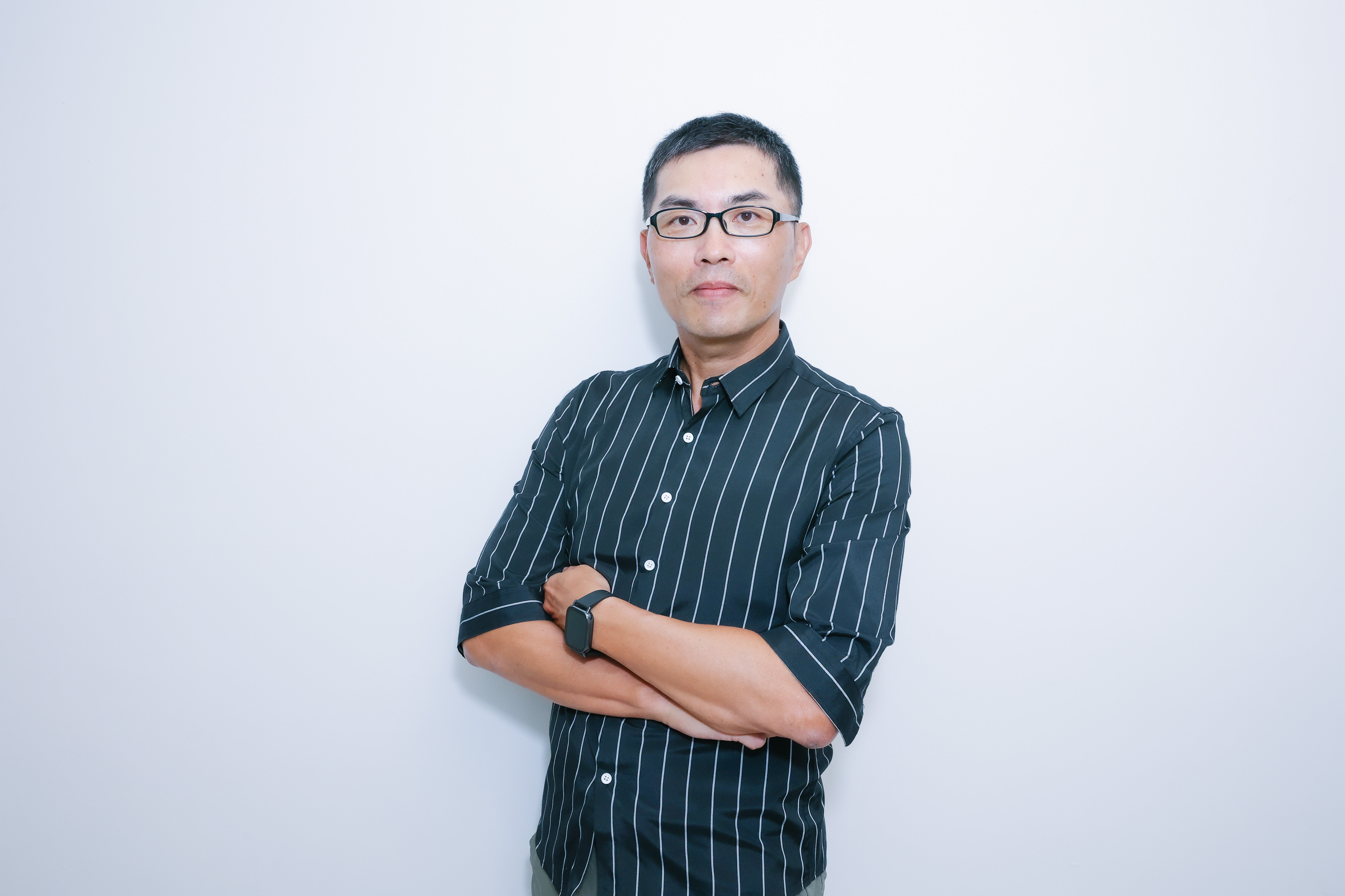 針對持續下行的景氣燈號，超馬芭樂提醒投資人三種類股先暫緩投資，另有五檔績優龍頭股，可以把握藍燈時進場。（鏡好聽提供）