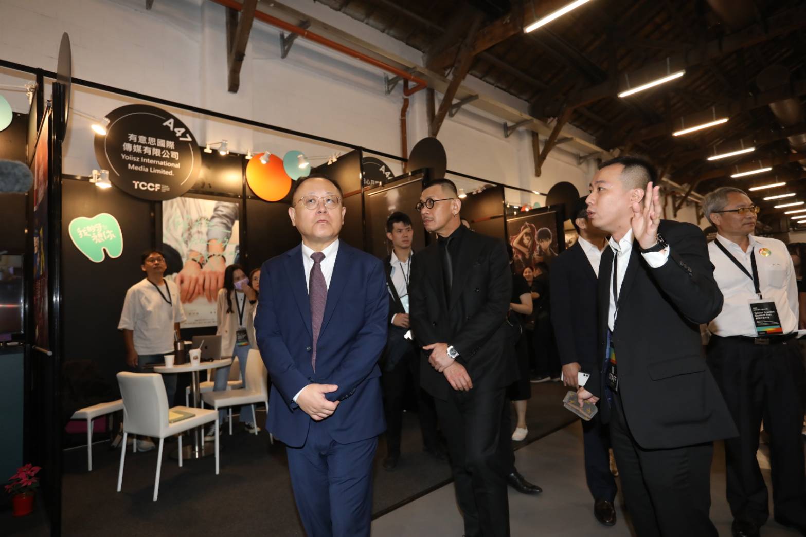 文化部長史哲（左）、文策院董事長蔡嘉駿（左二）赴TCCF會場參觀「MARKET」單元。