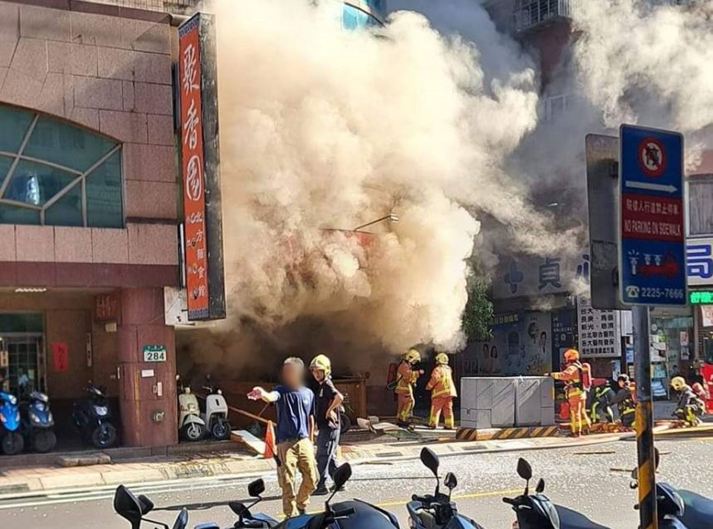 新北市中和區一間北方麵食館5日上午9時許發生氣爆,造成2人受傷送醫。(翻攝自記者爆料網)