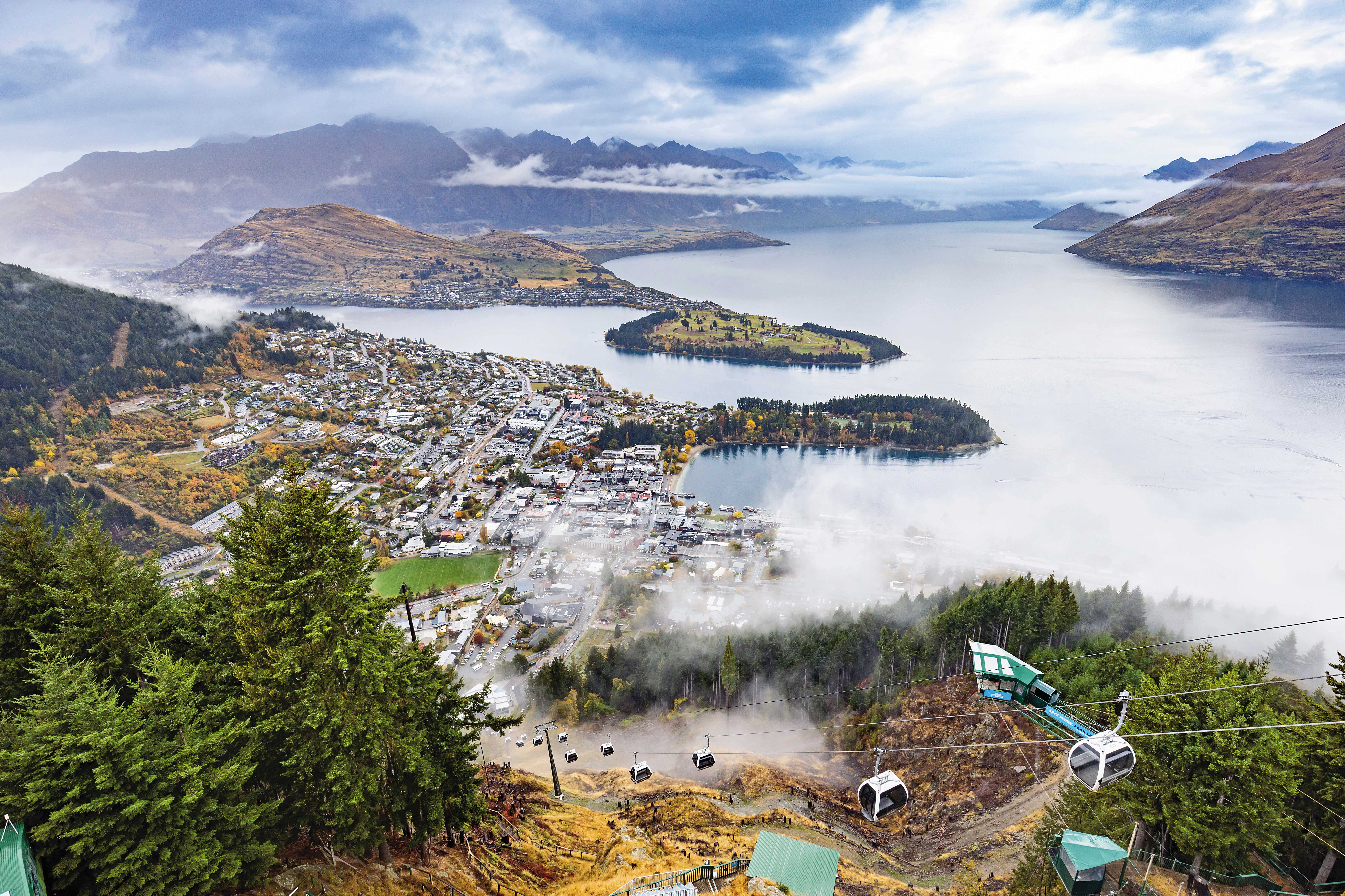搭乘著名的「Skyline」空中纜車眺望遼闊美景，已成為造訪紐西蘭皇后鎮不可錯過的體驗。