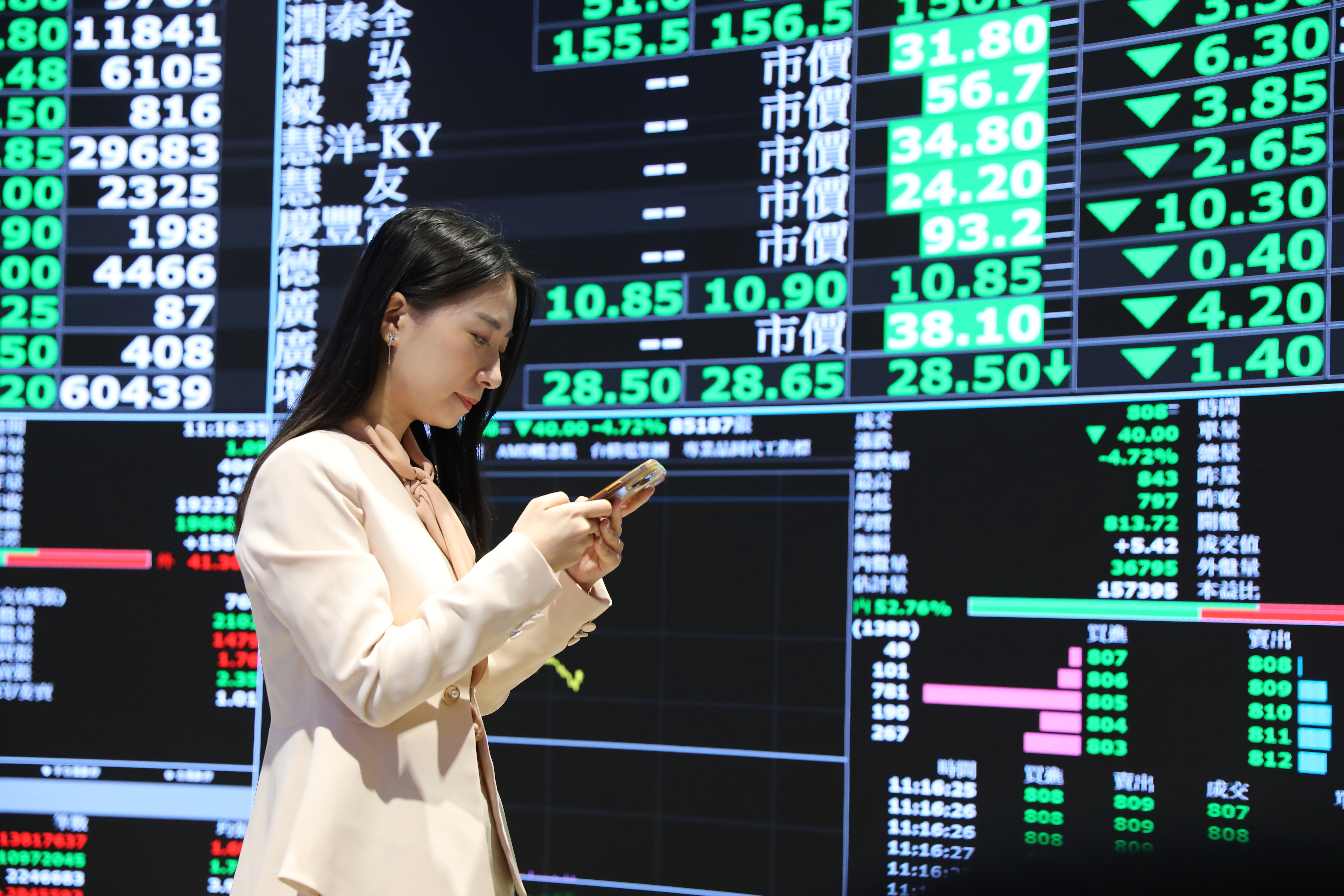 新台幣兌美元閃見29元，極端漲勢讓台股、美債價格跟著下挫。（本刊資料照）