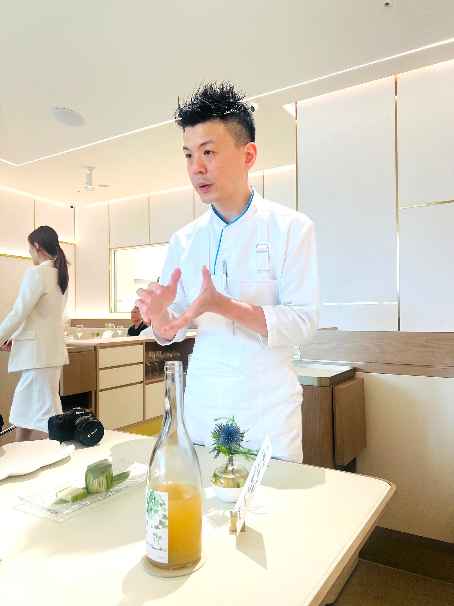 Chef Alain說明「烏筍魚子千層凍」的發想過程。