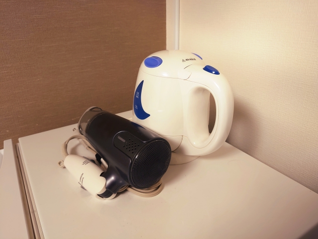 日本飯店業者指出，4種備品千萬別帶走，其中包含吹風機、電熱水壺。（示意圖，photoAC）