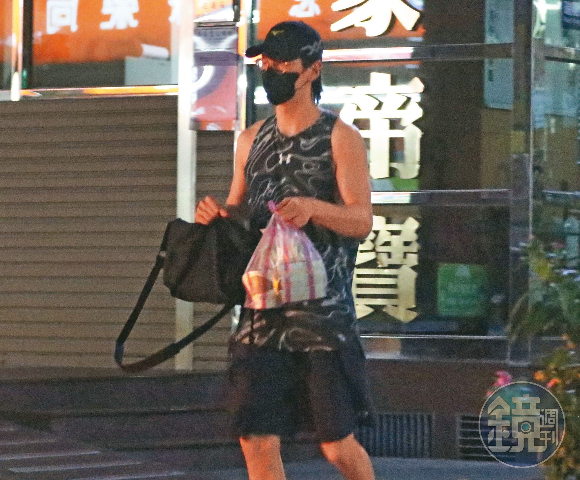 20:43戴著黑帽、黑口罩,一身休閒打扮的孫沁岳,從自助洗衣店取回衣物。
