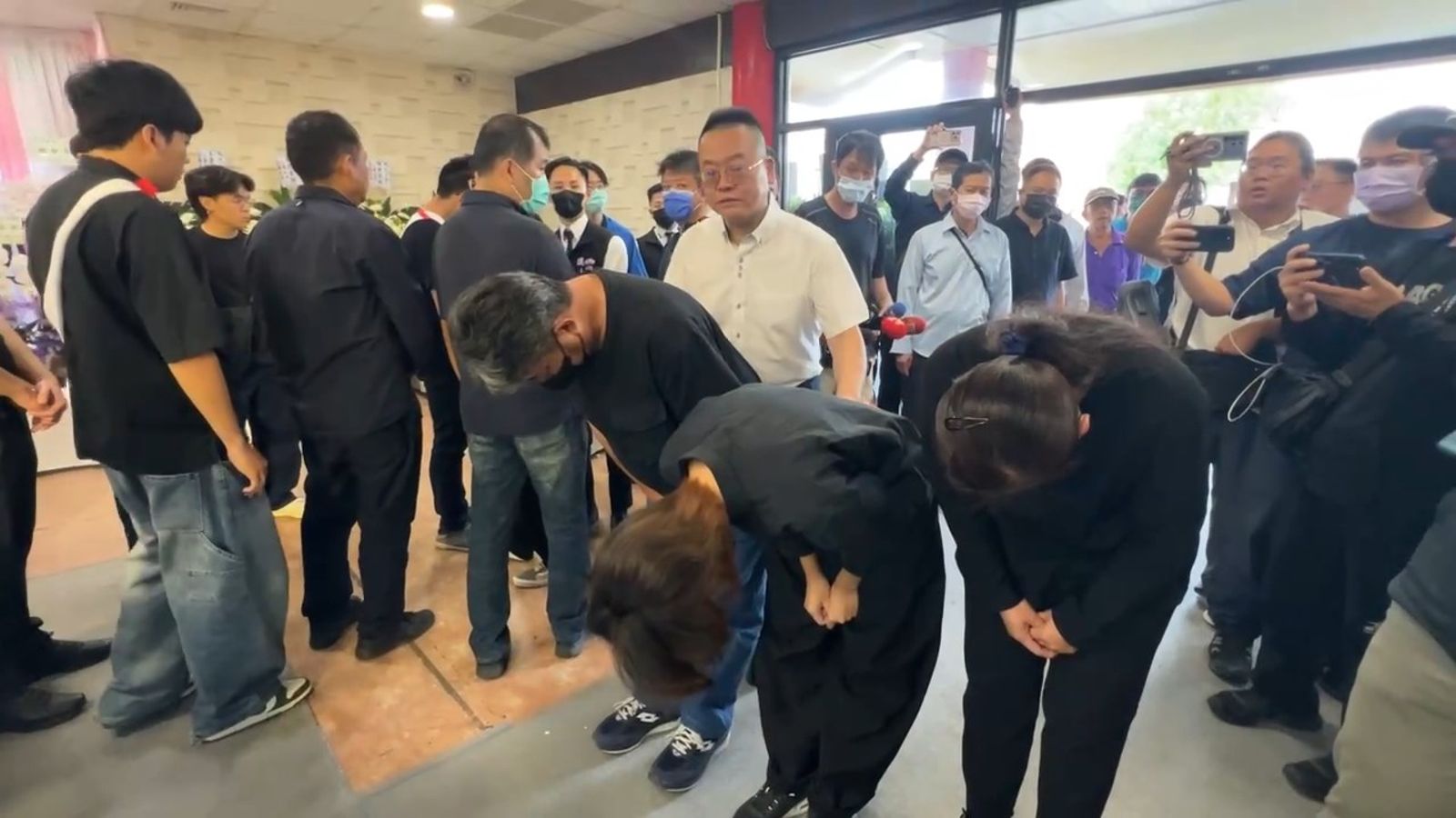 戴女和父母進到靈堂下跪後拈香，但在鞠躬時家屬轉身拒絕接受。（鏡新聞）