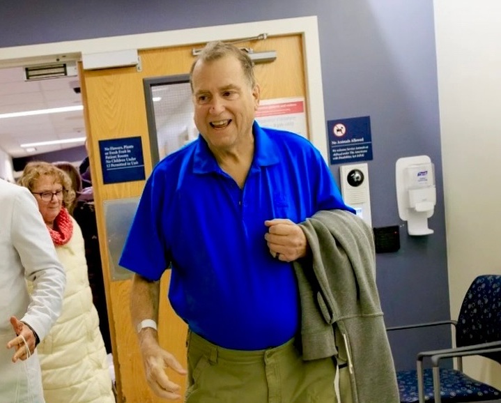 美國洗腎男子安德魯去年先移植豬腎救命,終於在今年等到適合的人類腎臟完成換腎手術,成全球首例,圖為去年5月他換了豬腎110天之後,精神奕奕的狀態。(翻攝自The Kidney & Hypertension Group臉書)