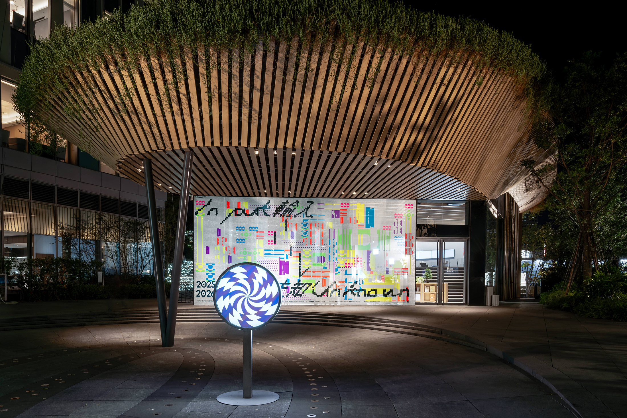 勤美術館光影展《Input > Unknown》透過互動裝置、偏光鏡與聲音共構，讓參觀者用身體感受光影。（勤美集團提供）