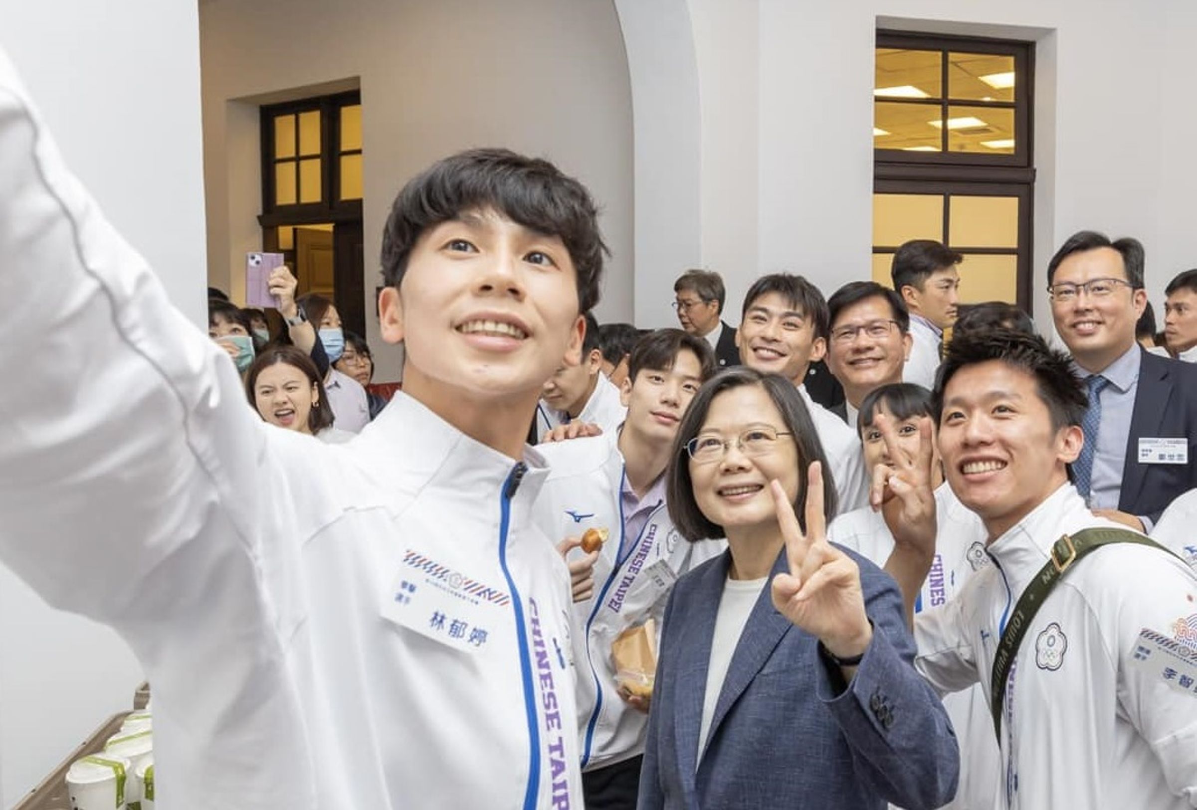 前總統蔡英文今天在社群網站PO出一張合照聲援林郁婷,相信面對場外紛擾、對手挑戰,林郁婷也是沒在怕。(翻攝自蔡英文 Tsai Ing-wen臉書)