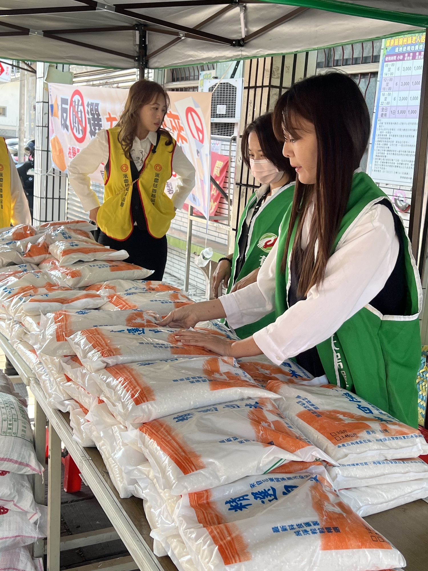 為了讓最需要的人獲得白米,屏東區經管會事前擴大宣傳、還請學校邀請,最後從100包、加碼到250包。(永慶房產集團提供)