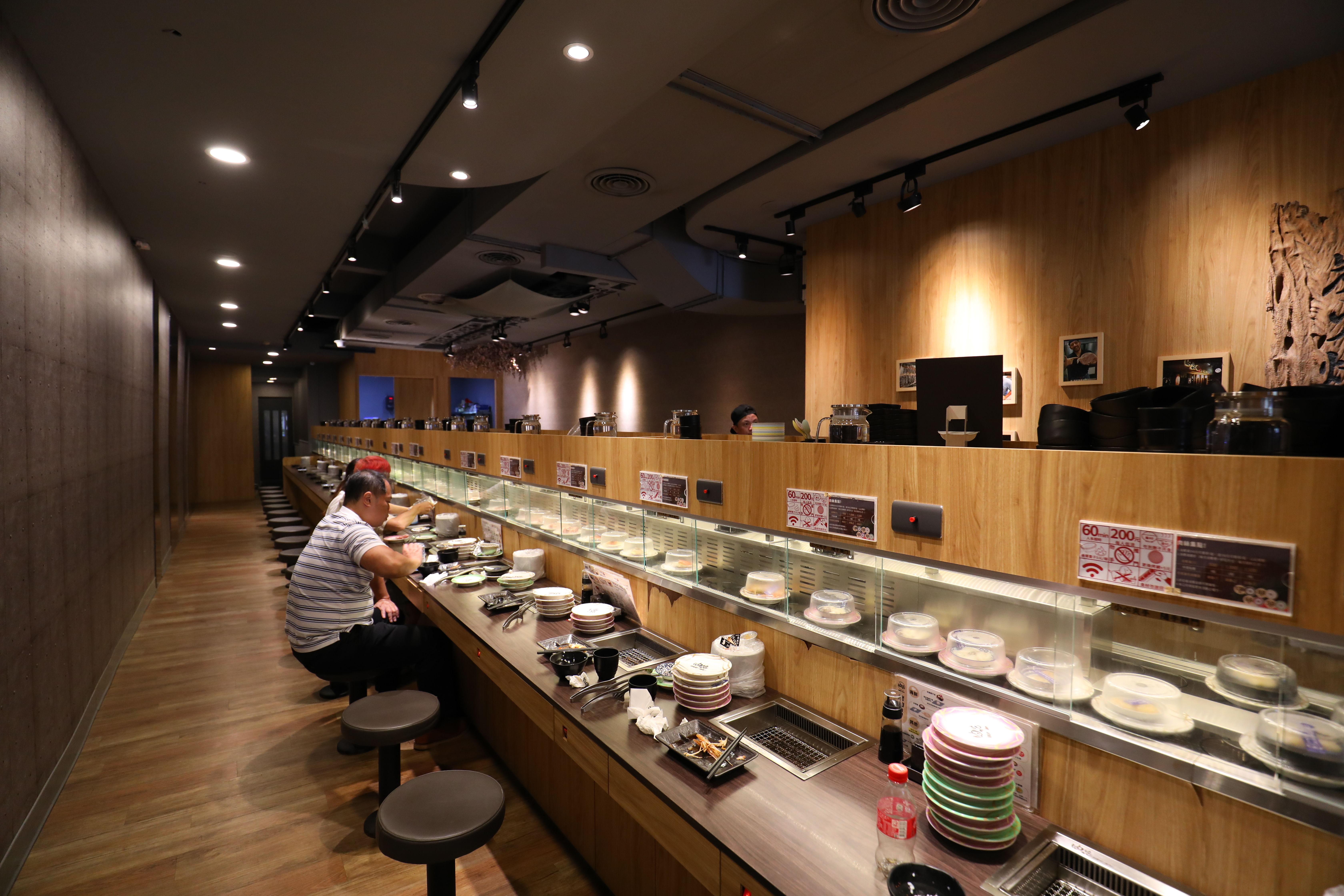 標榜全台第一間主打迴轉燒肉的「油花迴轉吧！燒肉！」目前在台北有2間分店。