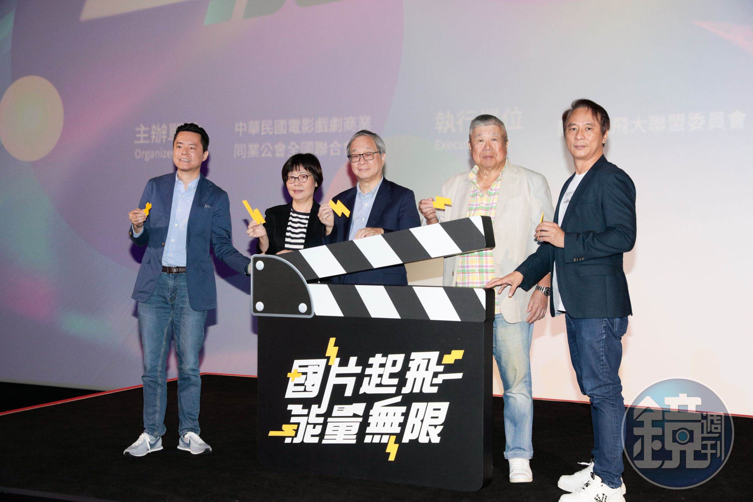 「國片起飛大聯盟」30日舉辦記者會，電影人出身的文化部長李遠特別到場力挺，由左至右為中華民國電影戲劇商業同業公會全國聯合會理事長廖偉銘、文化部影視及流行音樂產業局局長王淑芳、文化部長李遠、威視電影董事長王超立、國片起飛大聯盟委員會副主席梁宏志。