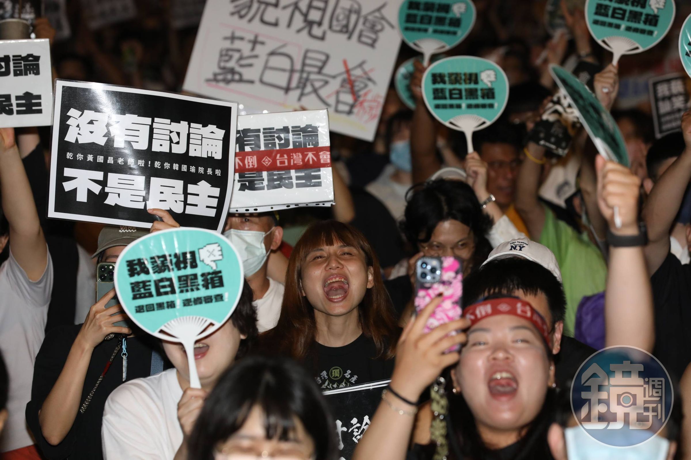 為了抗議國會改革法案,昨(24)日有上萬民眾上街頭包圍立法院。