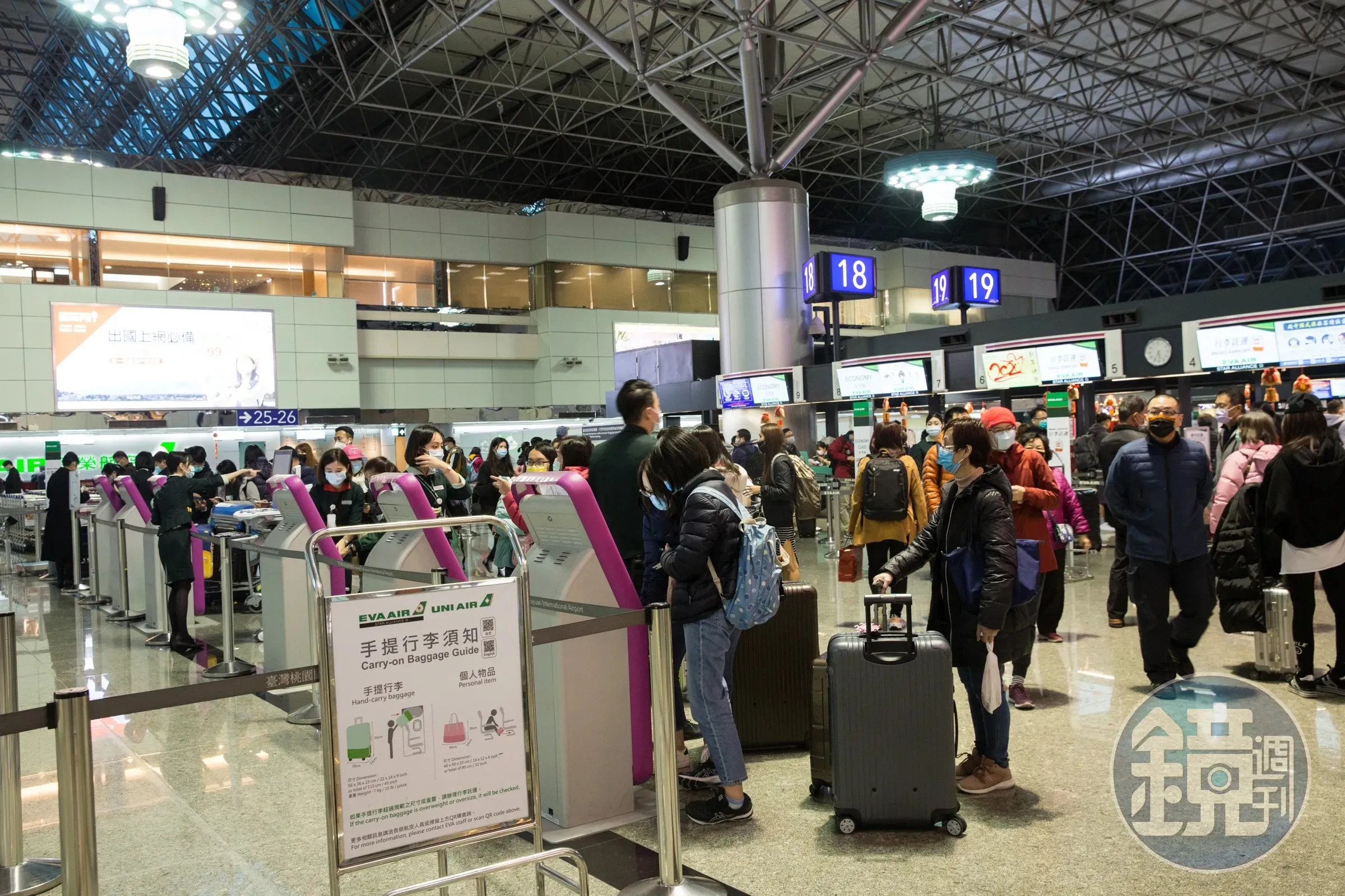 民眾出國買伴手禮，要小心踩雷，防檢署列出可能違規的零食，其中肉鬆蛋捲是處罰常客，圖為桃園機場民眾出國示意圖。（本刊資料照）