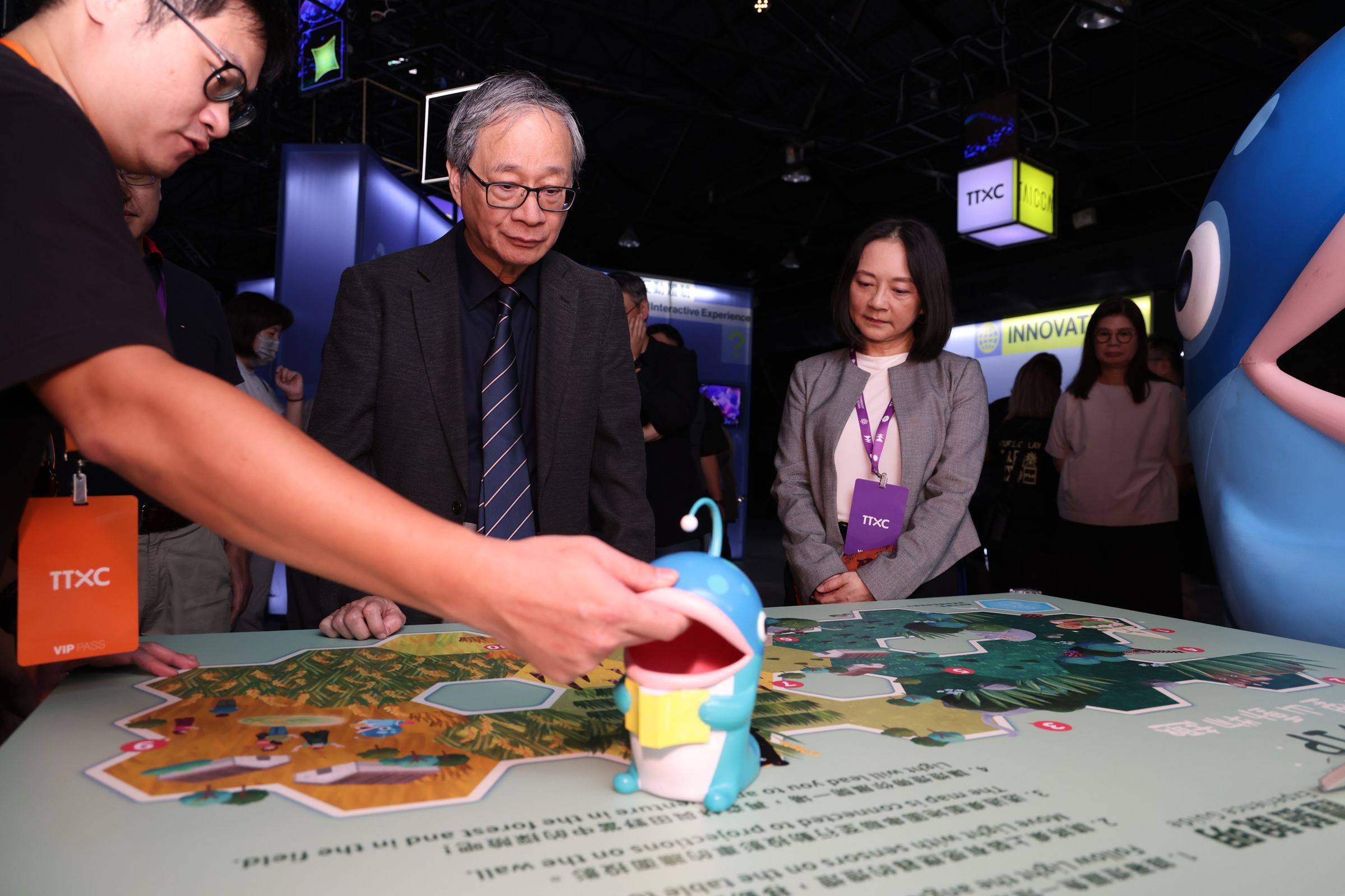文化部長李遠參觀「INNOVATION」展區，體驗沉浸式行動投影IP「里山動物趣」。（文化部提供）