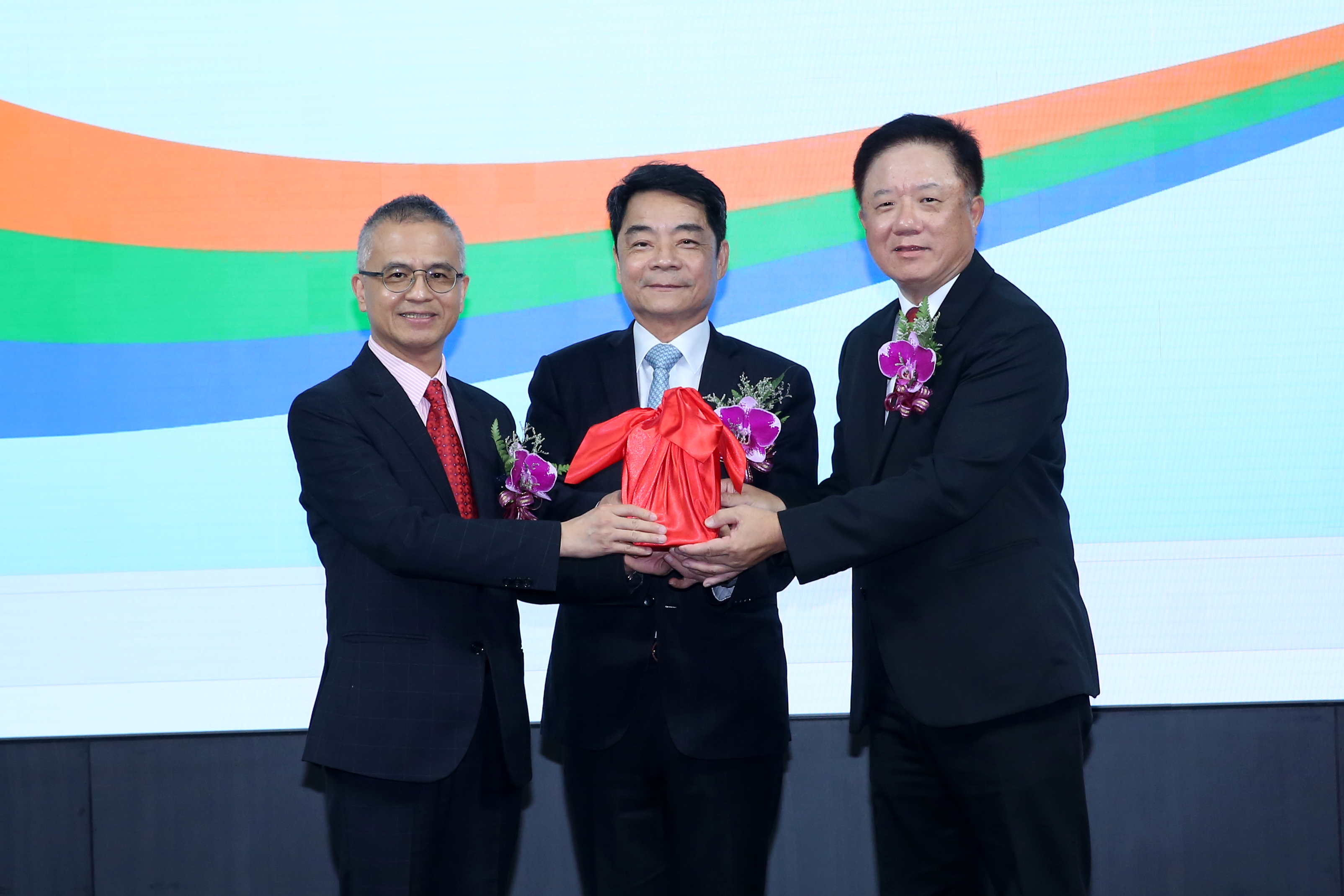 郭水義（左）退休交棒，由執行副總經理簡志誠（右）接掌中華電信新董座。