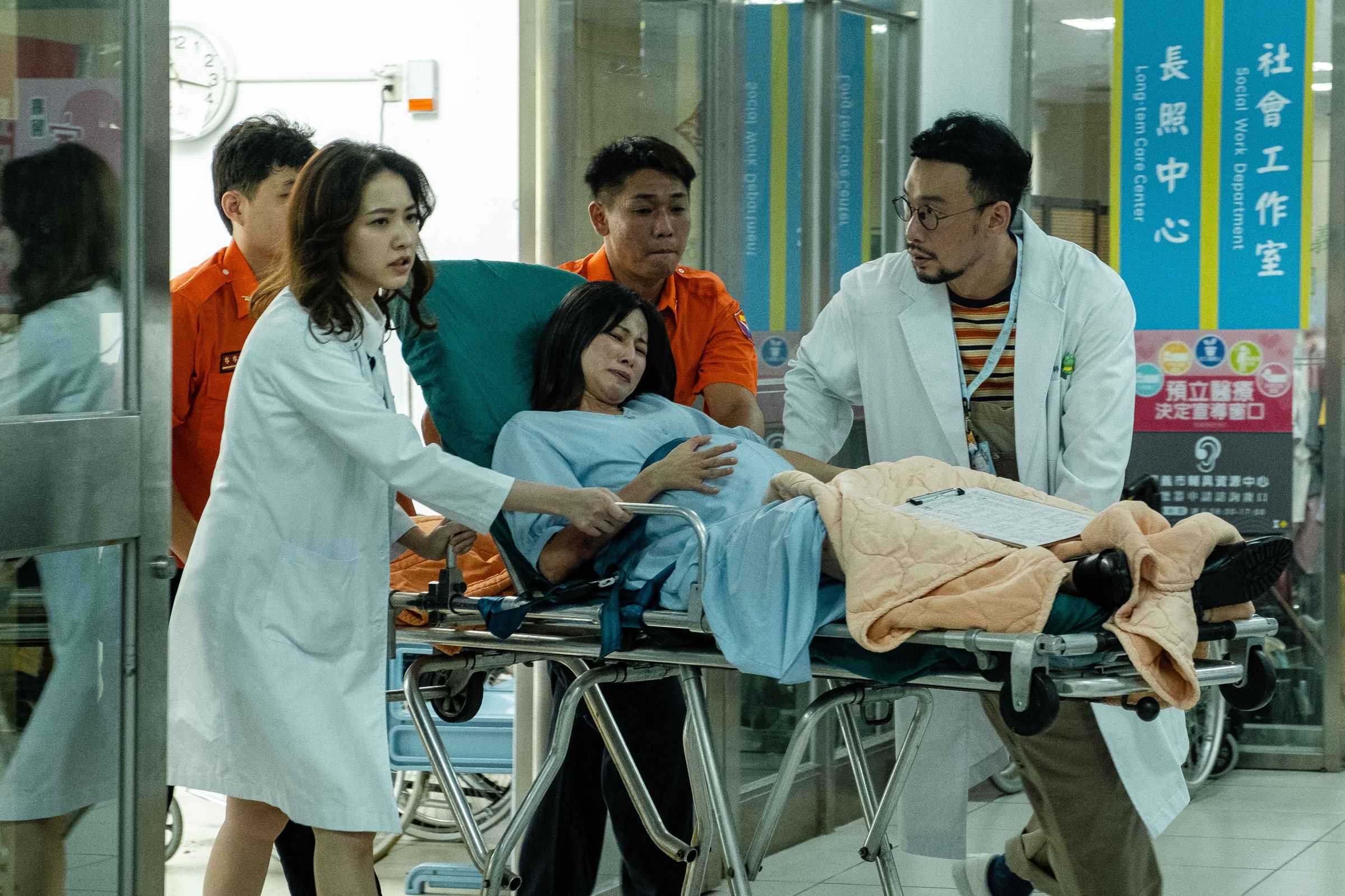 《生命捕手》林玟誼（左二）、邱永騰（右一）飾演專業醫生，竭盡心力救治病患。（東森提供）